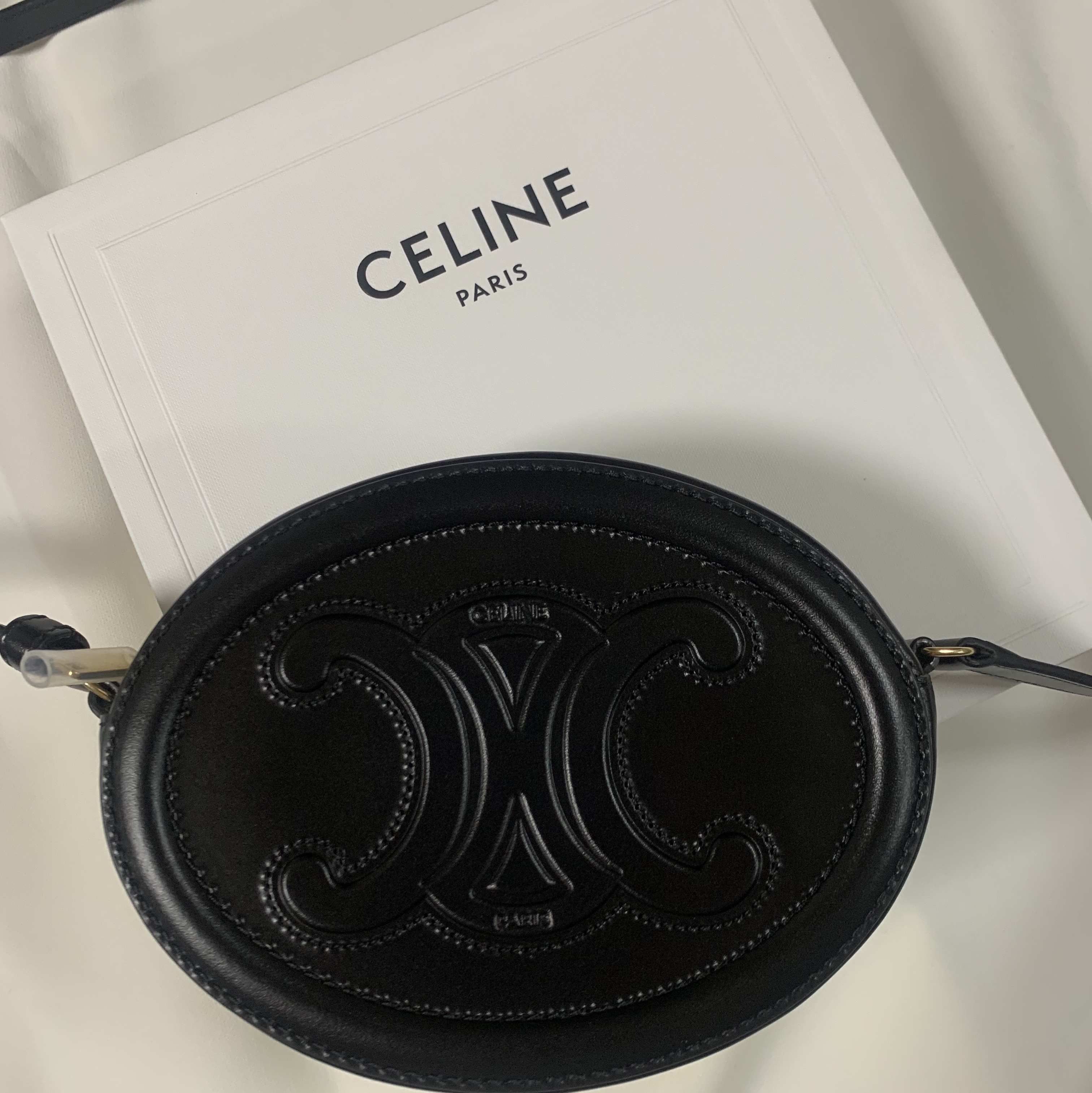 Celine Crossbody Oval Purse Cuir Triomphe in Smooth Calfskin Black 착용 스타일