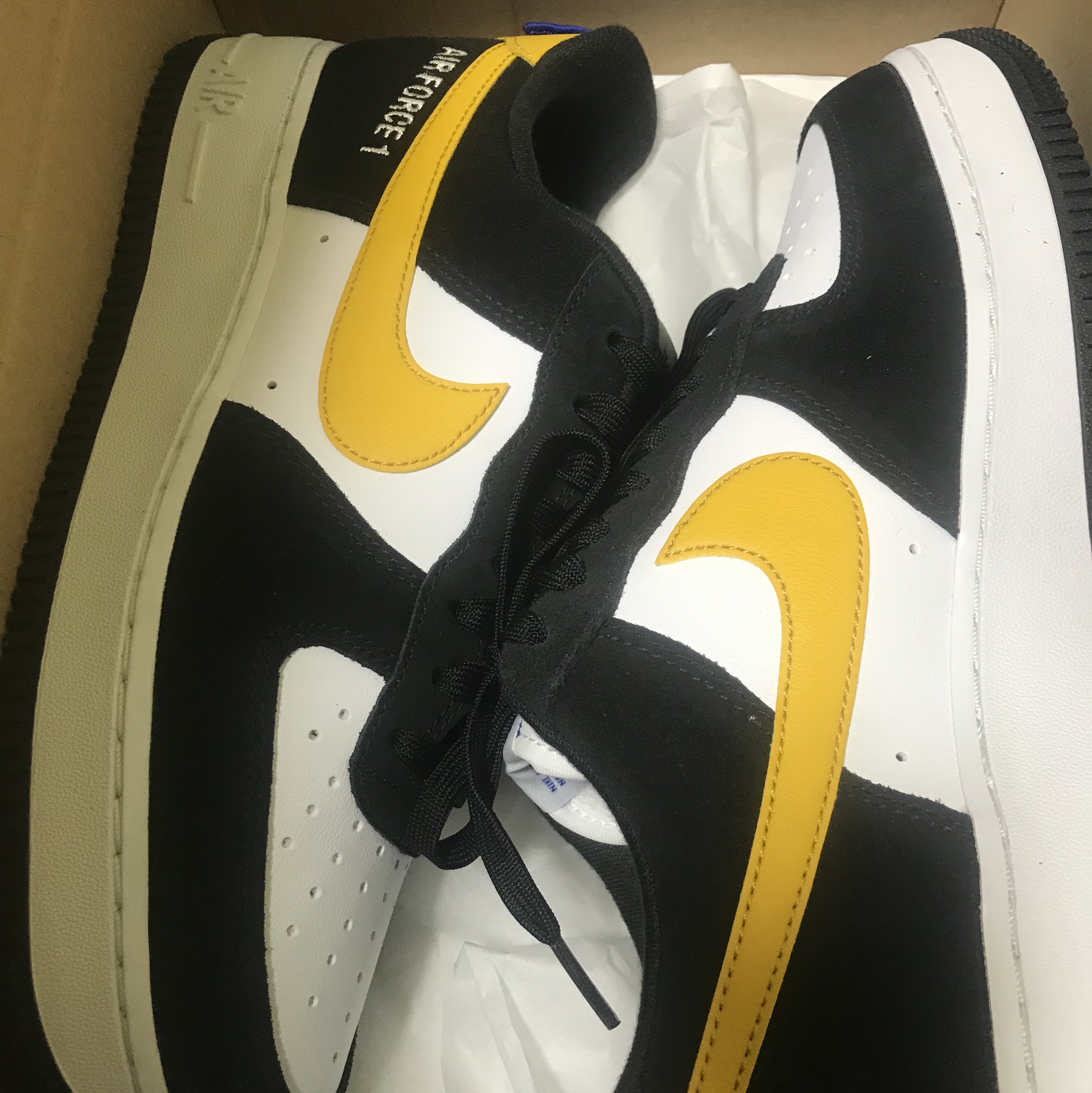 Nike Air Force 1 '07 LV8 Athletic Club Black Dark Sulfur 착용 스타일