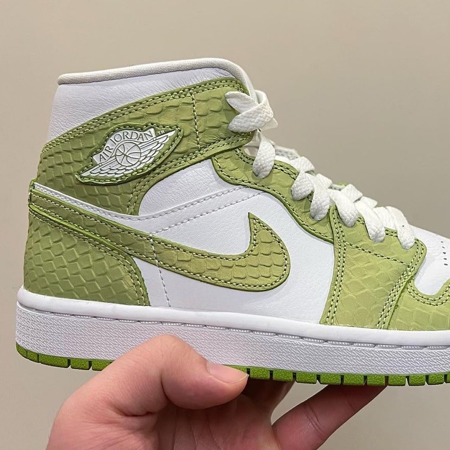 (W) Jordan 1 Mid SE Vivid Green 착용 스타일 - 2