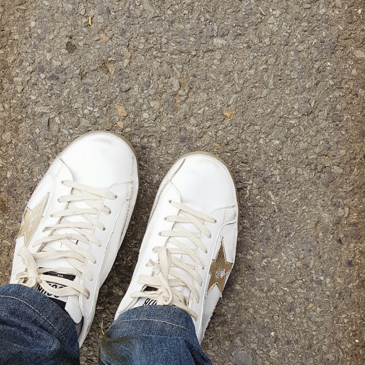 Golden Goose Superstar White Gold Heel Tab Sneakers 착용 스타일