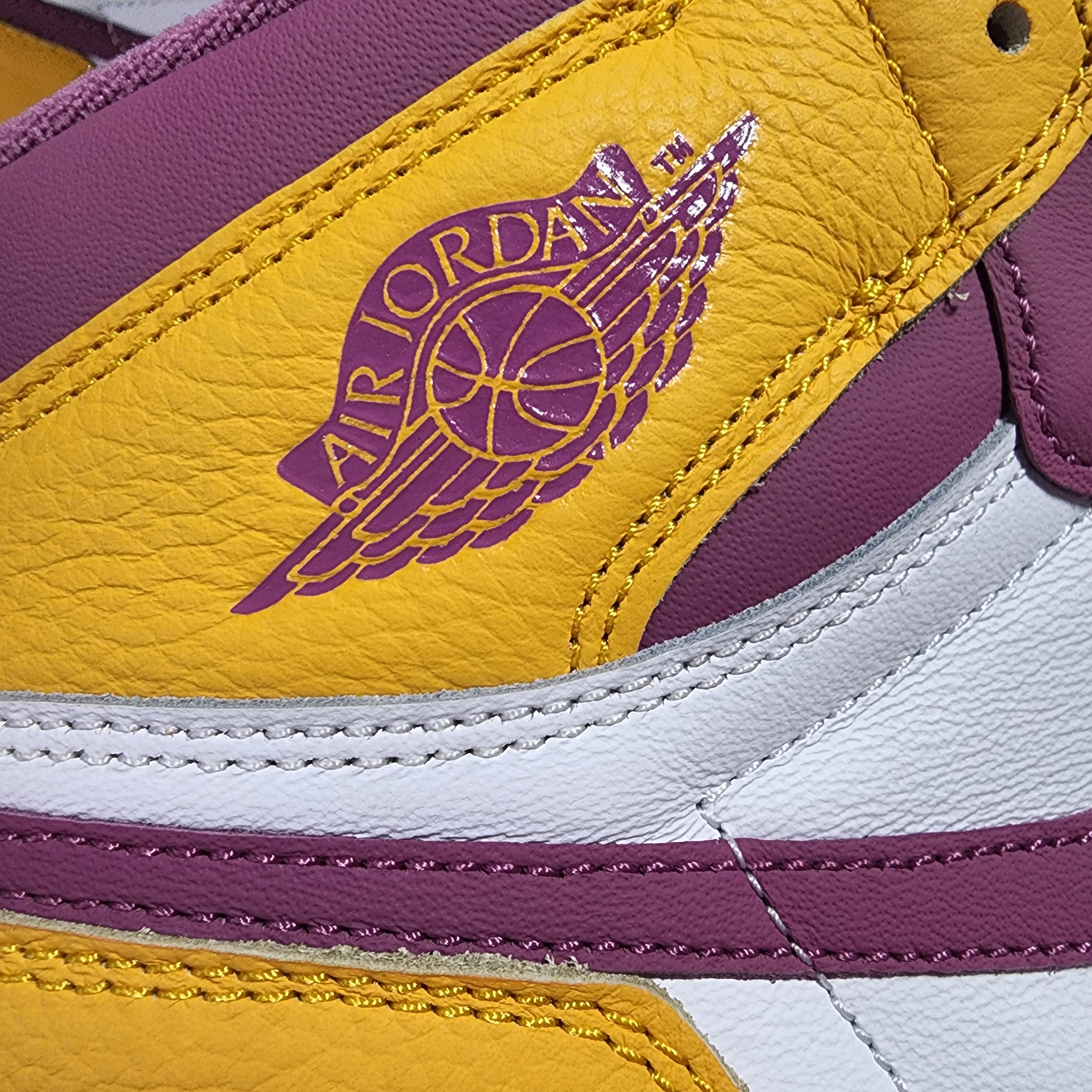 Jordan 1 Retro High OG University Gold Light Bordeaux 착용 스타일 - 1
