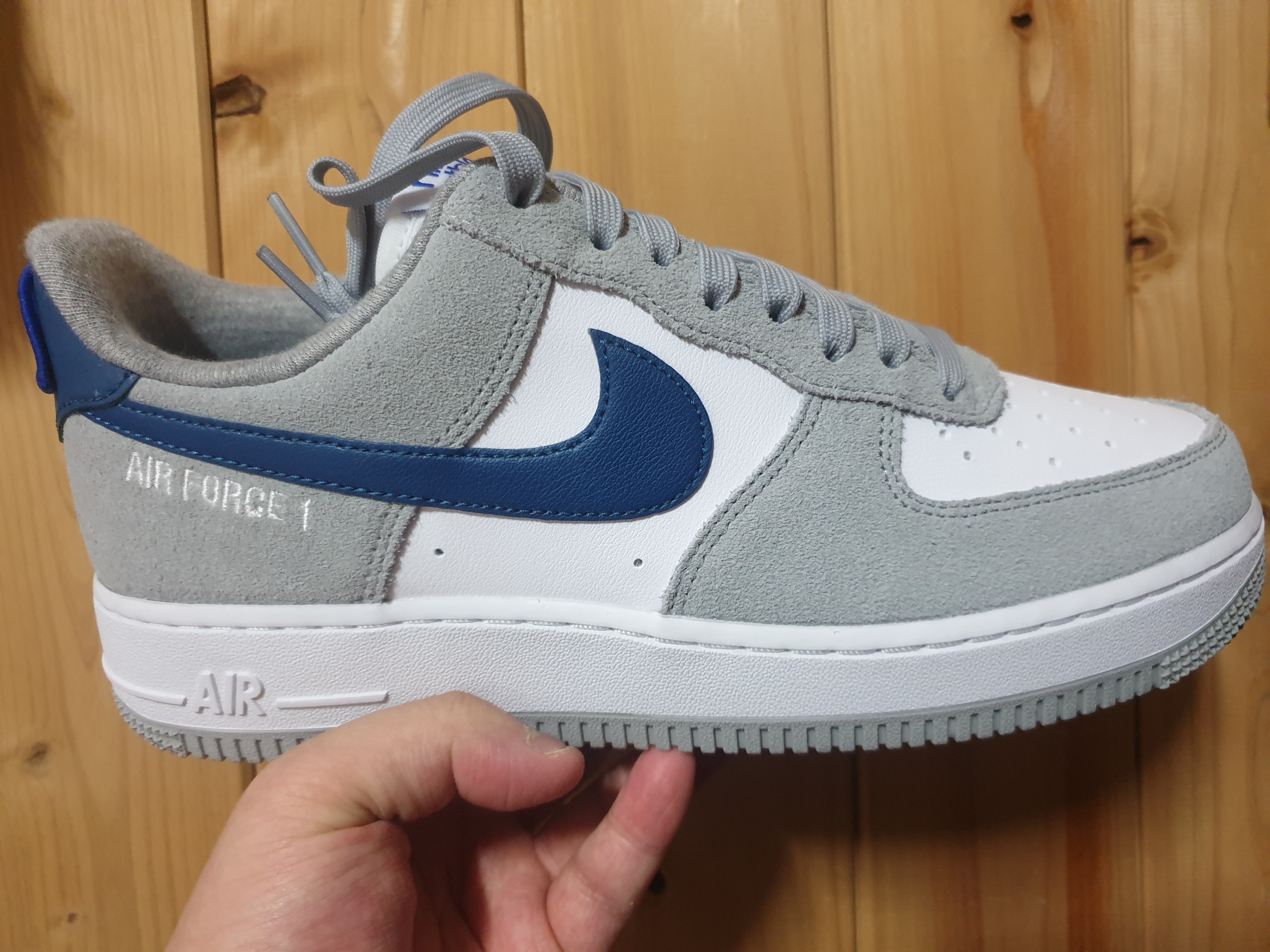 Nike Air Force 1 '07 LV8 Athletic Club Light Smoke Grey Marina 착용 스타일 - 1