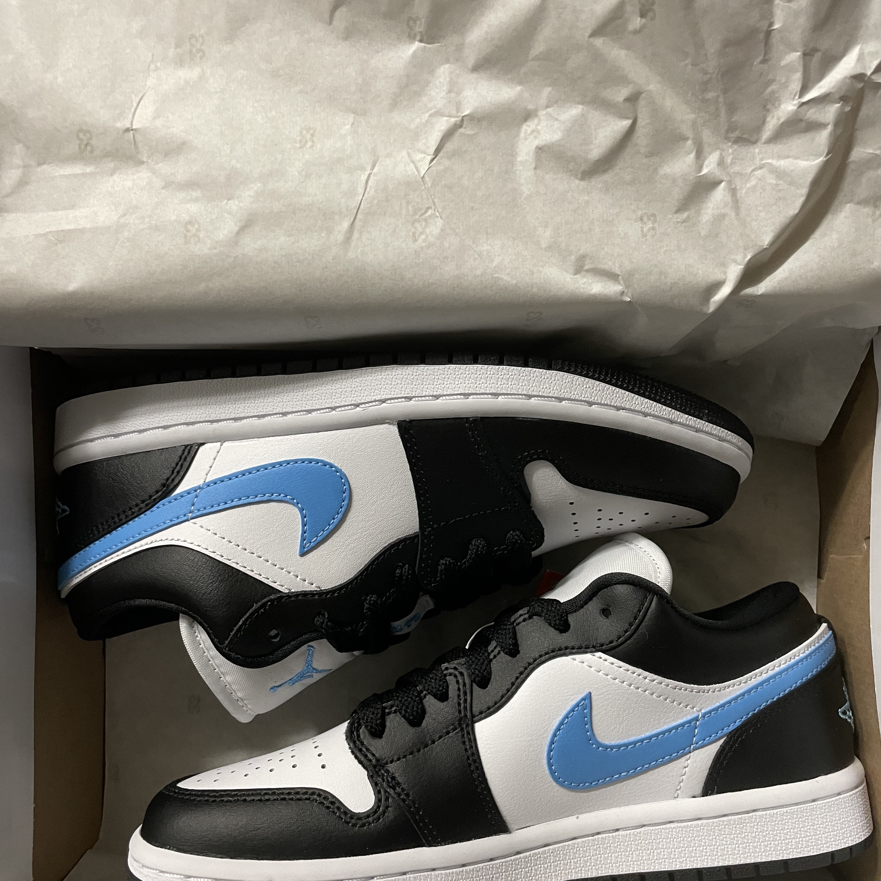 (W) Jordan 1 Low Black University Blue 착용 스타일 - 2