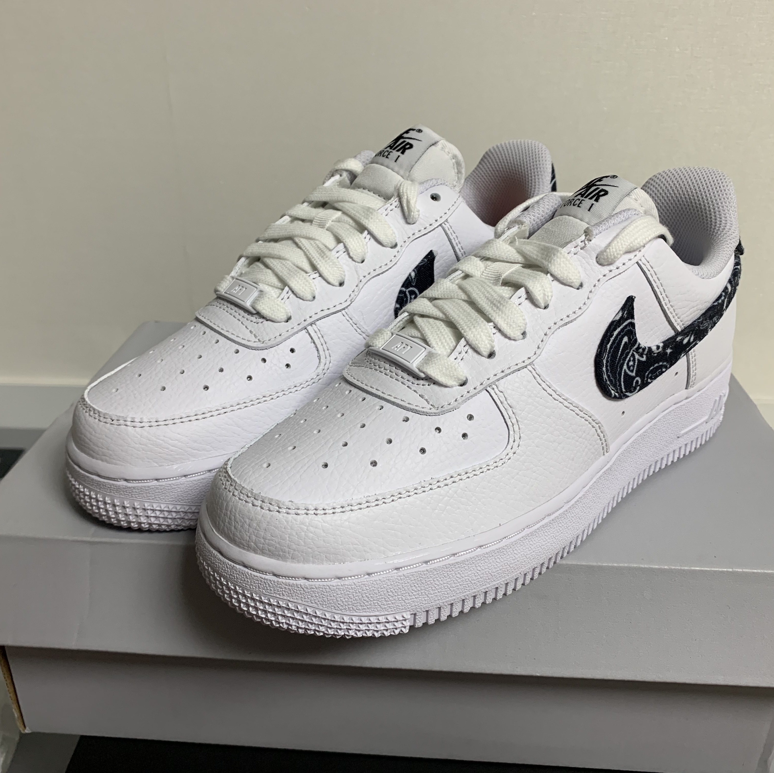 (W) Nike Air Force 1 '07 Essential Paisley Swoosh White Black 착용 스타일 - 1