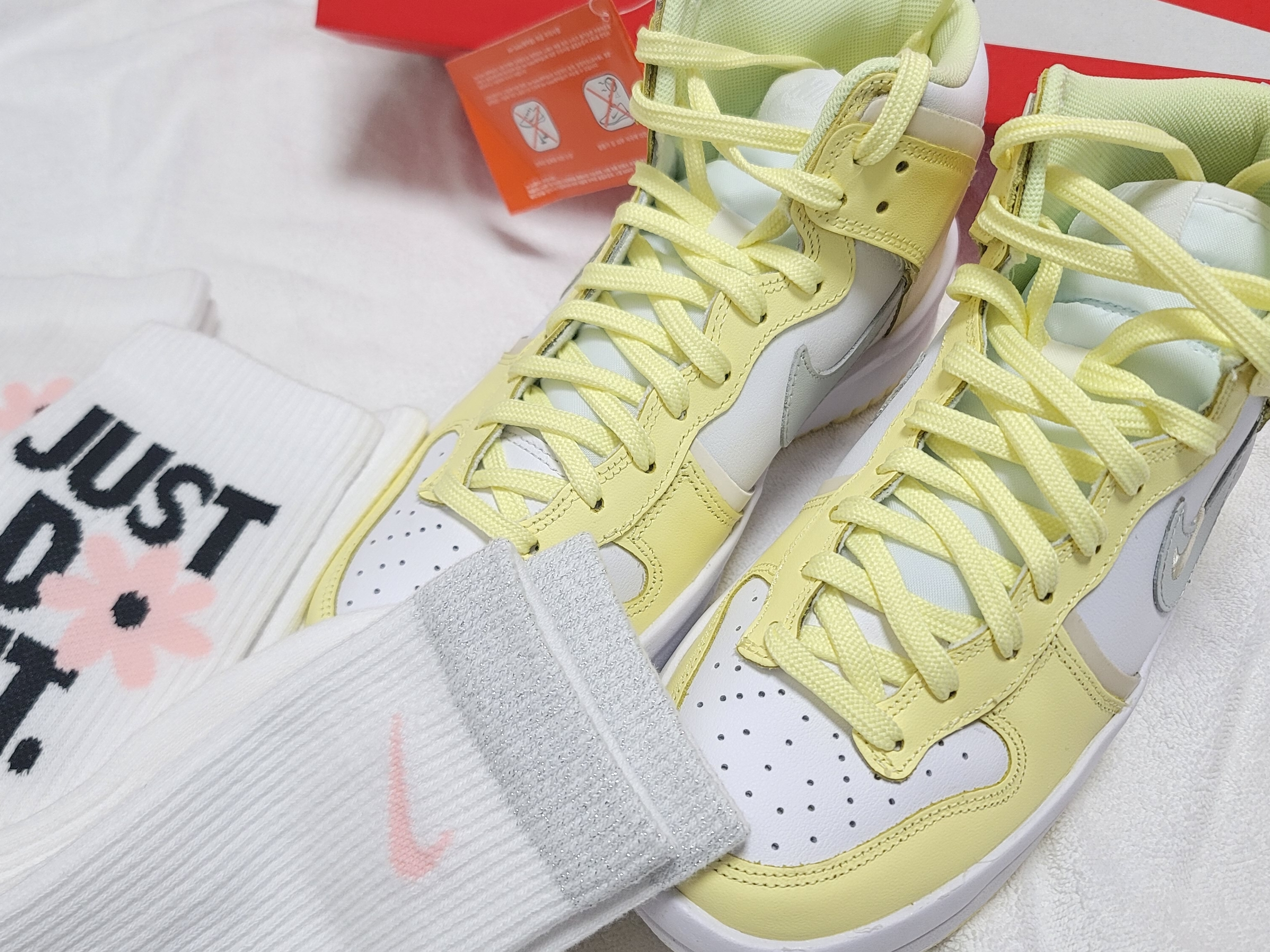 (W) Nike Dunk High Up Citron Tint 착용 스타일 - 3
