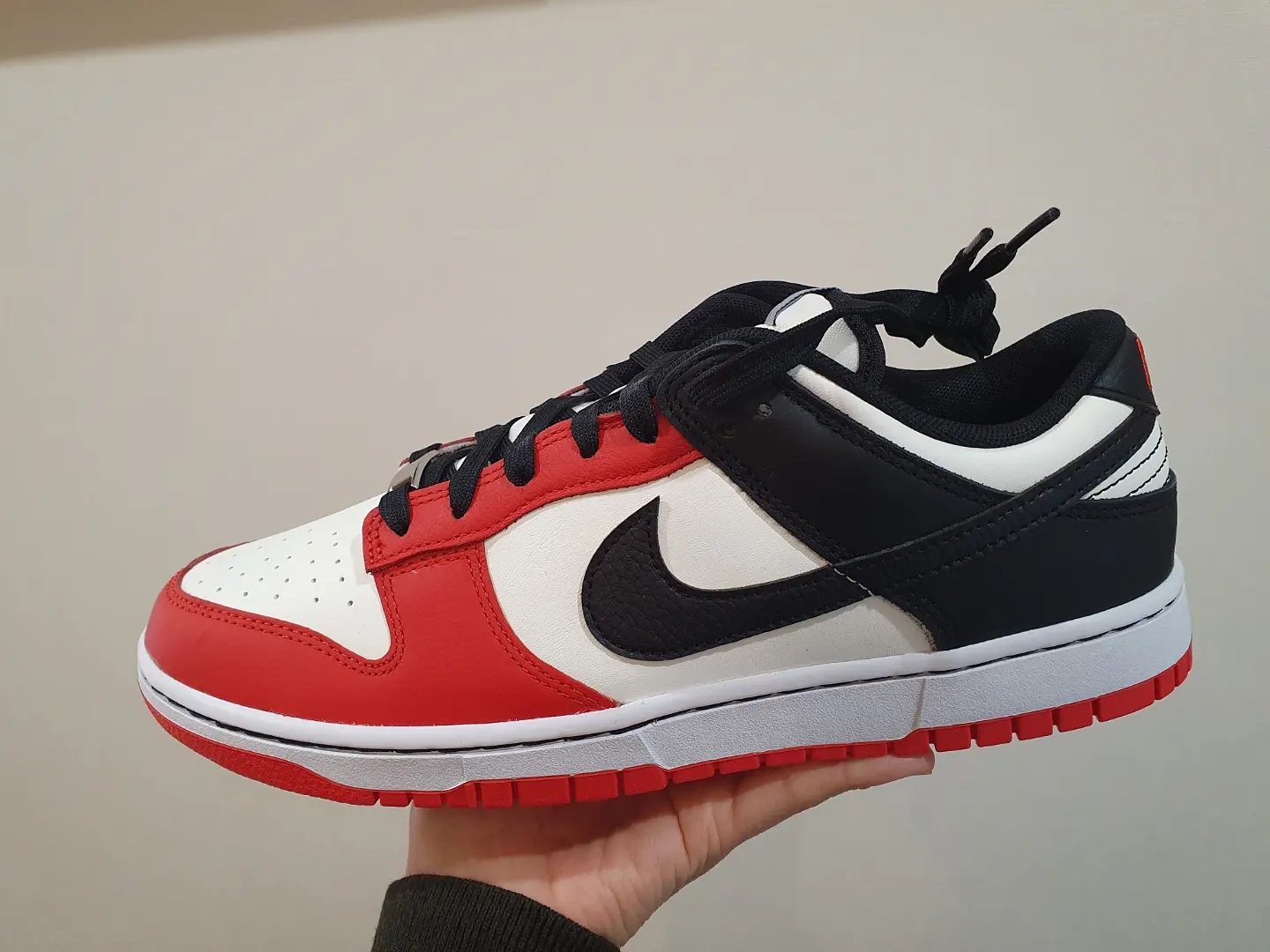 Nike x NBA Dunk Low Retro EMB Black and Chile Red 착용 스타일 - 2