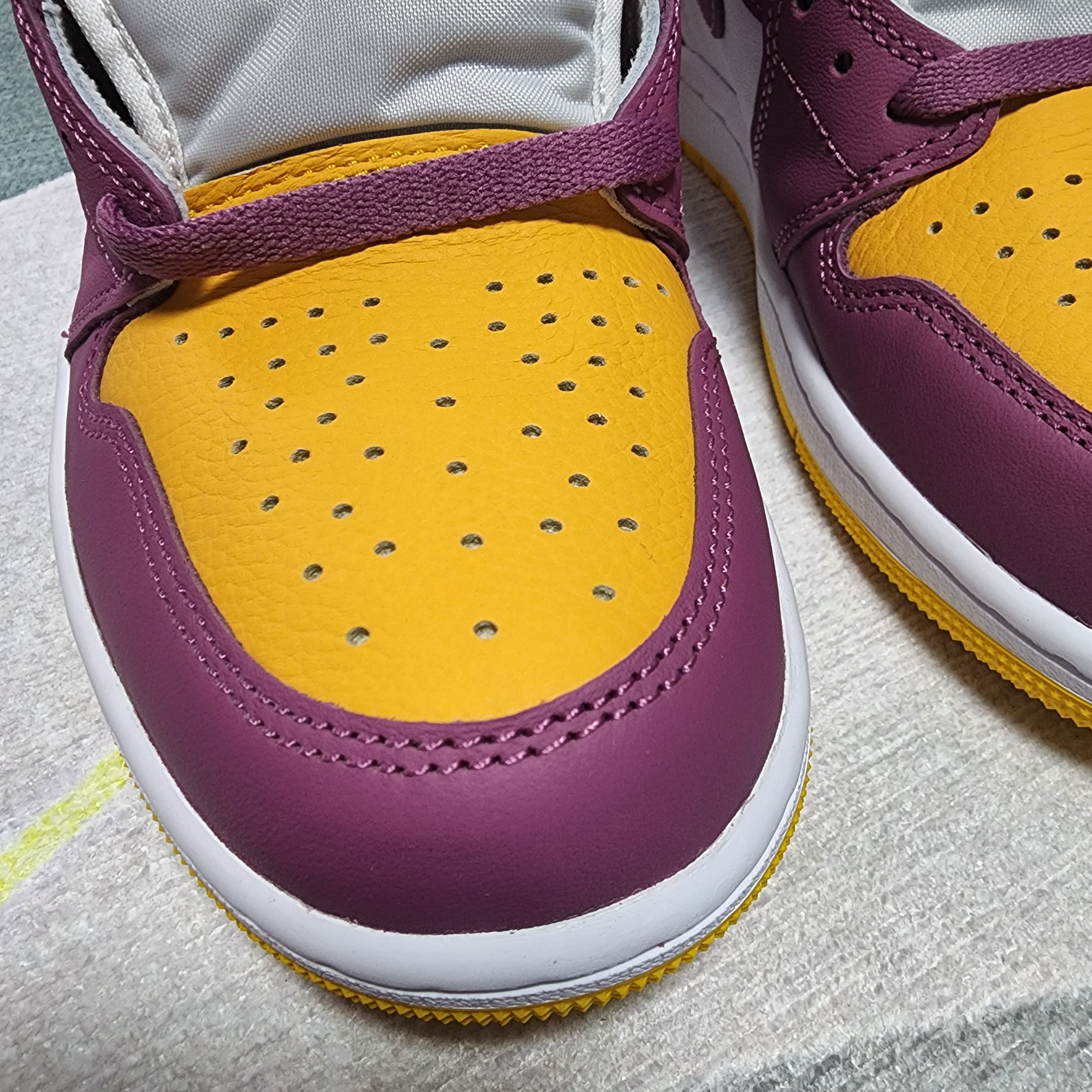 Jordan 1 Retro High OG University Gold Light Bordeaux 착용 스타일 - 4