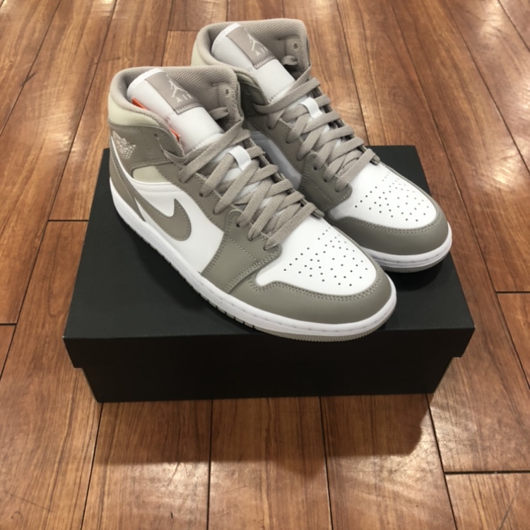 Jordan 1 Mid College Grey 착용 스타일