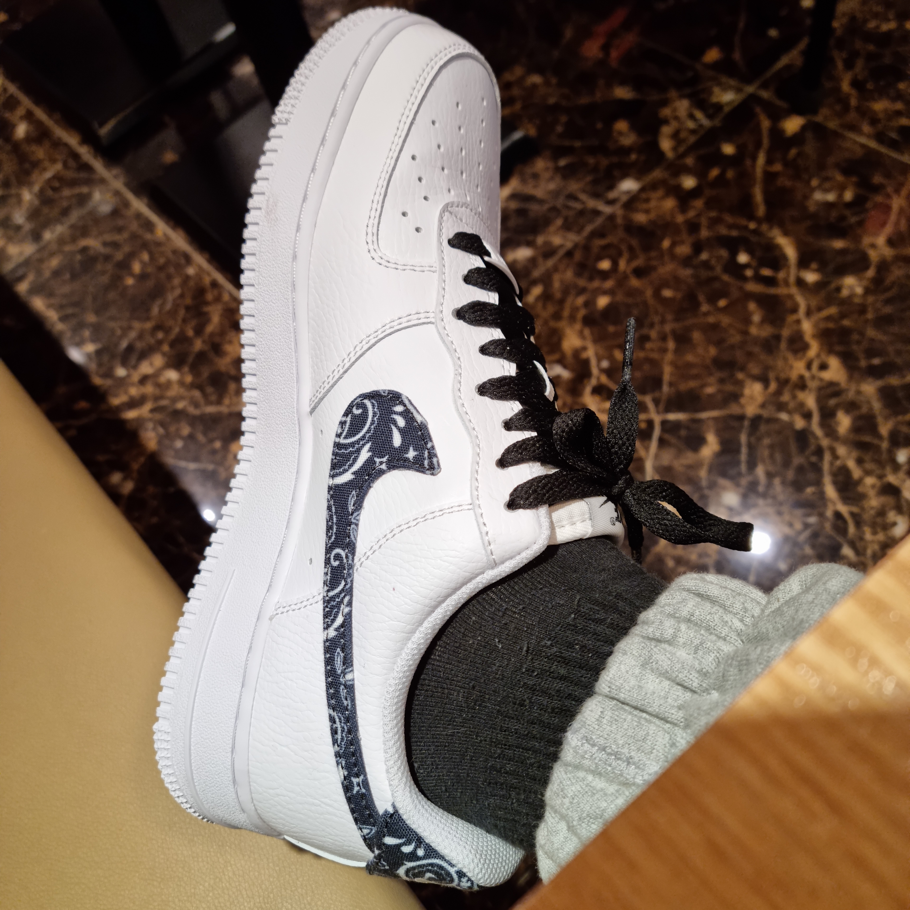 (W) Nike Air Force 1 '07 Essential Paisley Swoosh White Black 착용 스타일