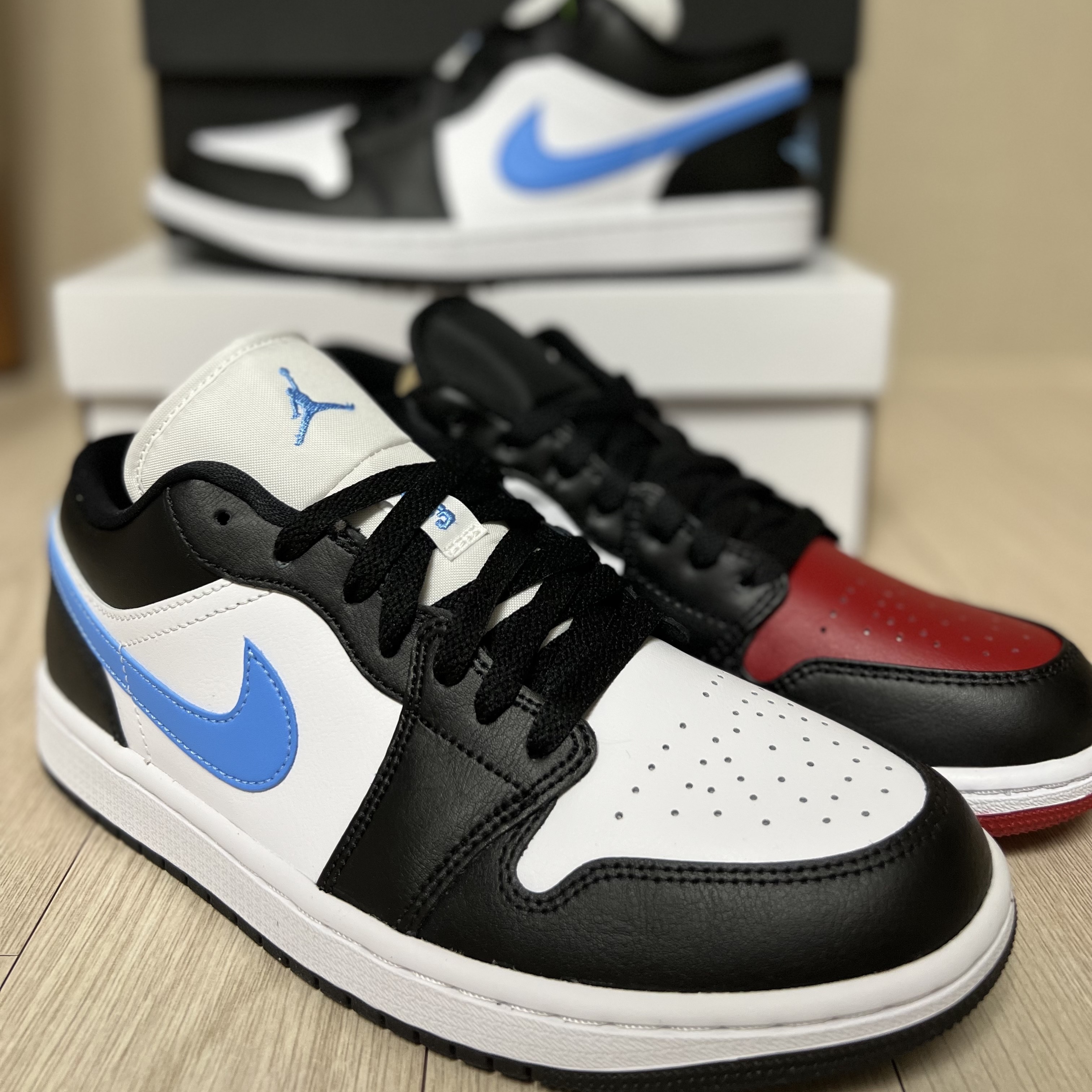 (W) Jordan 1 Low Black University Blue, Jordan 1 Low Bred Toe 착용 스타일 - 1