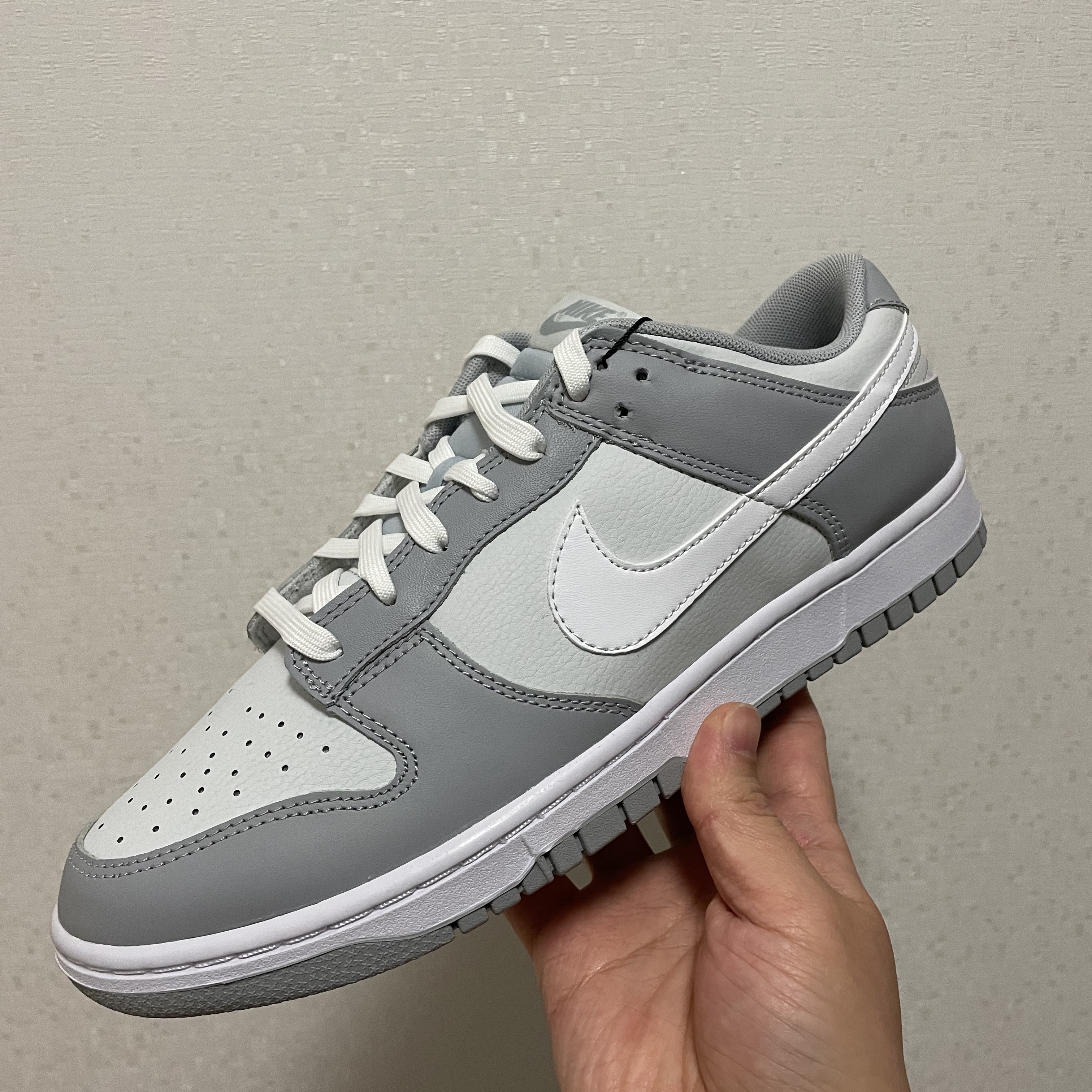 Nike Dunk Low Retro Wolf Grey 착용 스타일 - 2