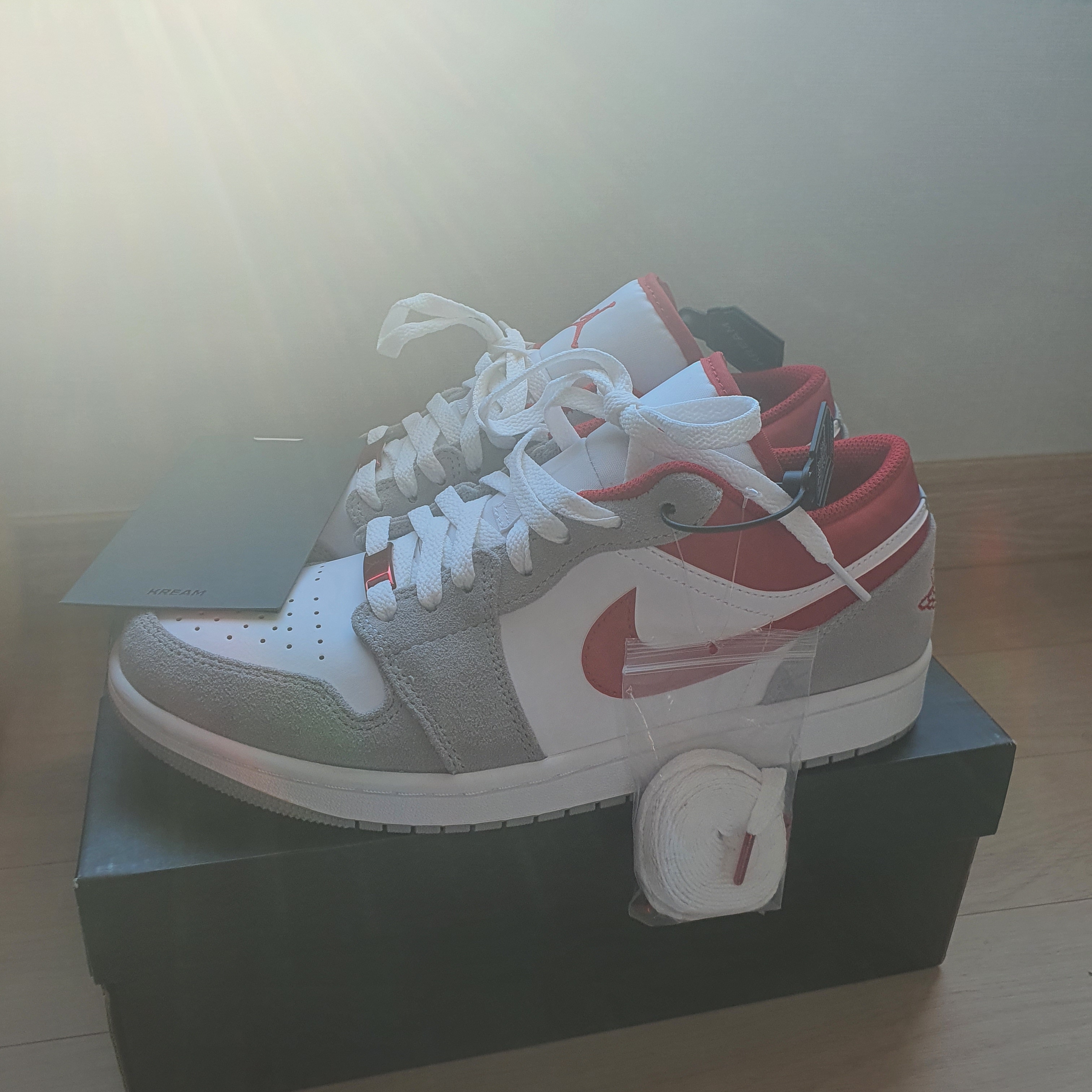 Jordan 1 Low SE Light Smoke Grey Gym Red 착용 스타일