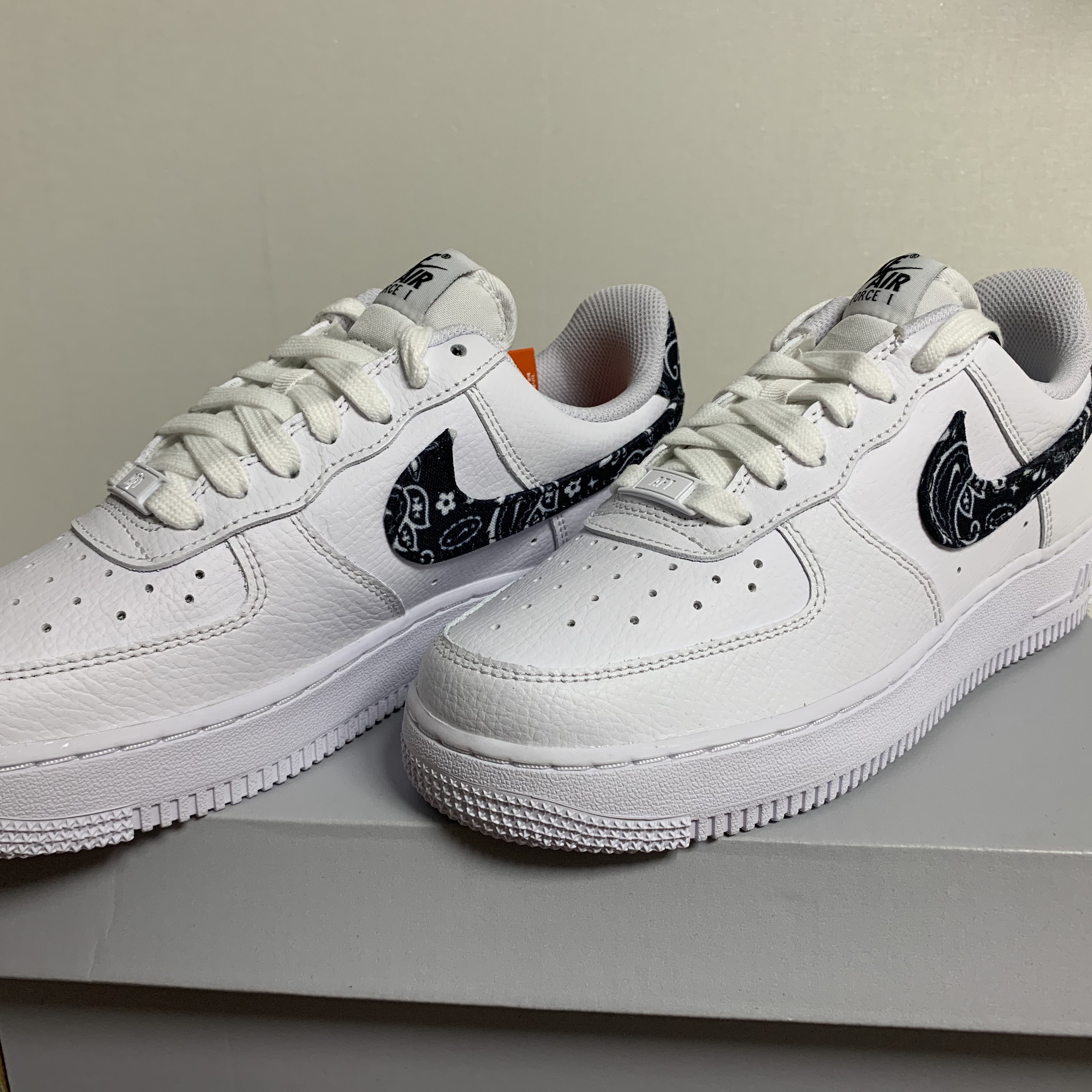 (W) Nike Air Force 1 '07 Essential Paisley Swoosh White Black 착용 스타일 - 2