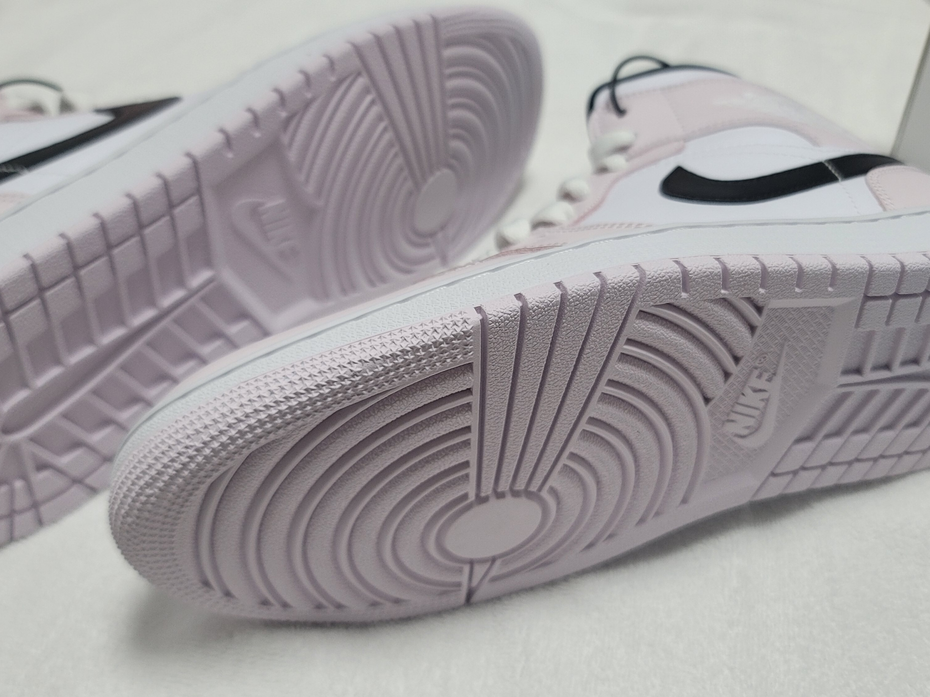 (W) Jordan 1 Mid Barely Rose, (Kids) Nike Everyday Plus Socks Pink White (6 Pack/Korean Ver.) 착용 스타일 - 3