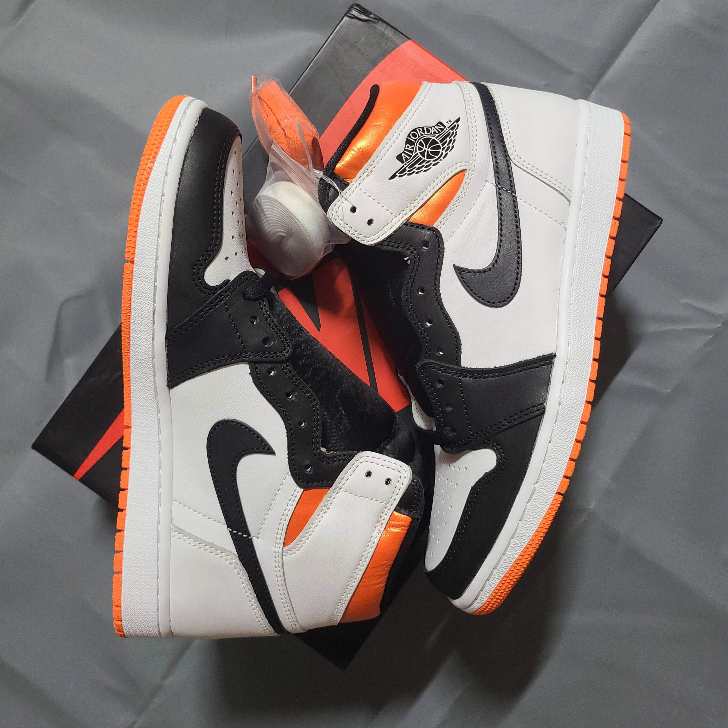 Jordan 1 Retro High OG Electro Orange 착용 스타일