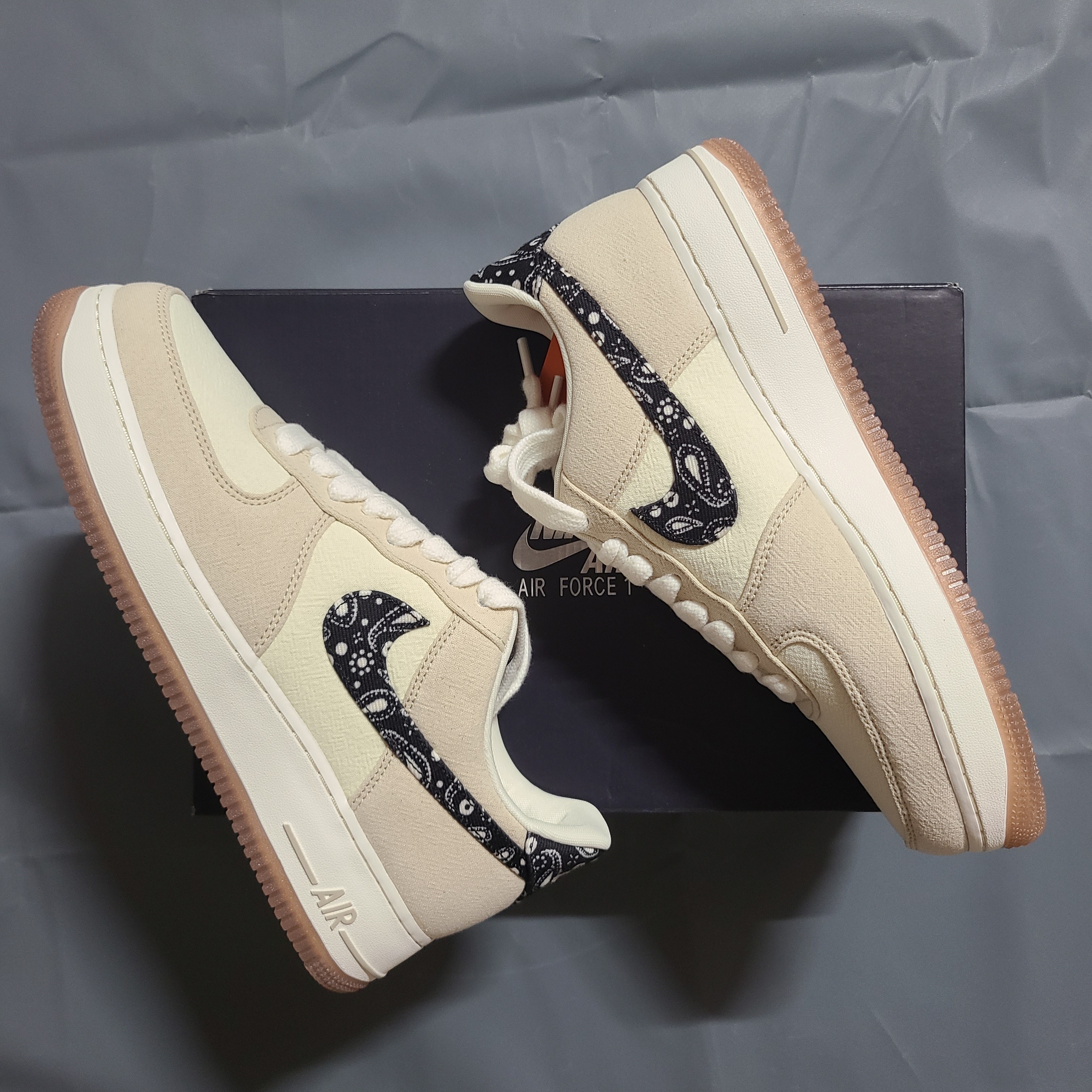 Nike Air Force 1 '07 LV8 Paisley Swoosh 착용 스타일