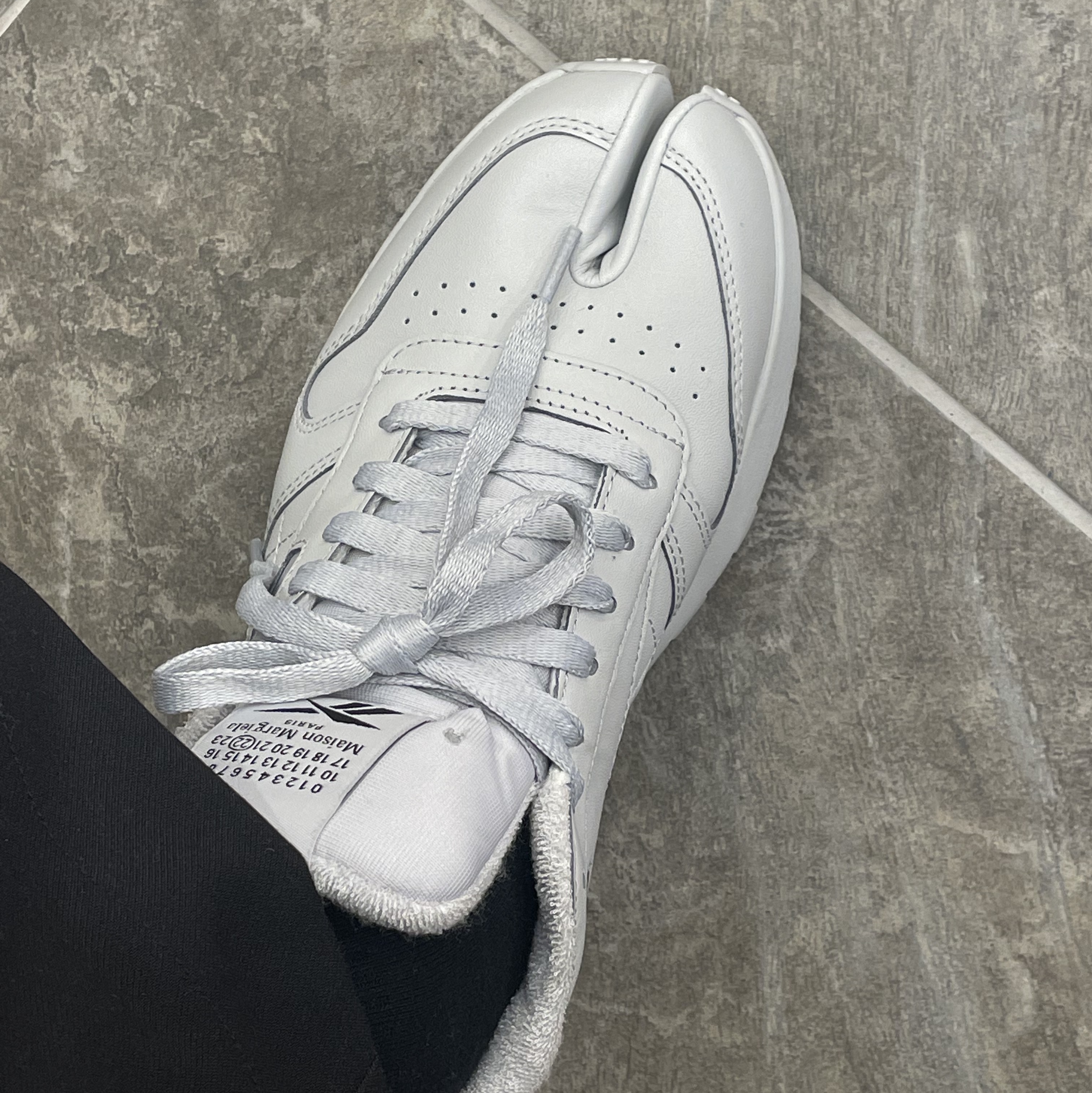 Reebok x Maison Margiela Classic Leather Tabi Shoes Grey 착용 스타일