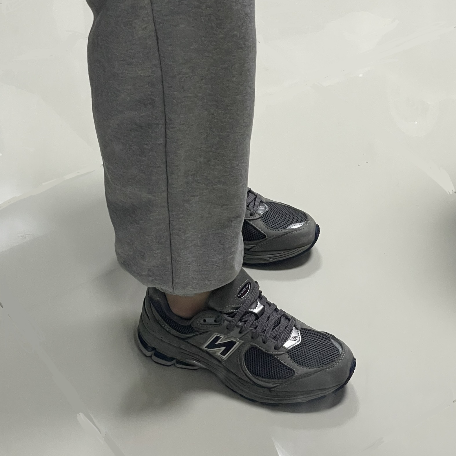 New Balance 2002R Gray 착용 스타일