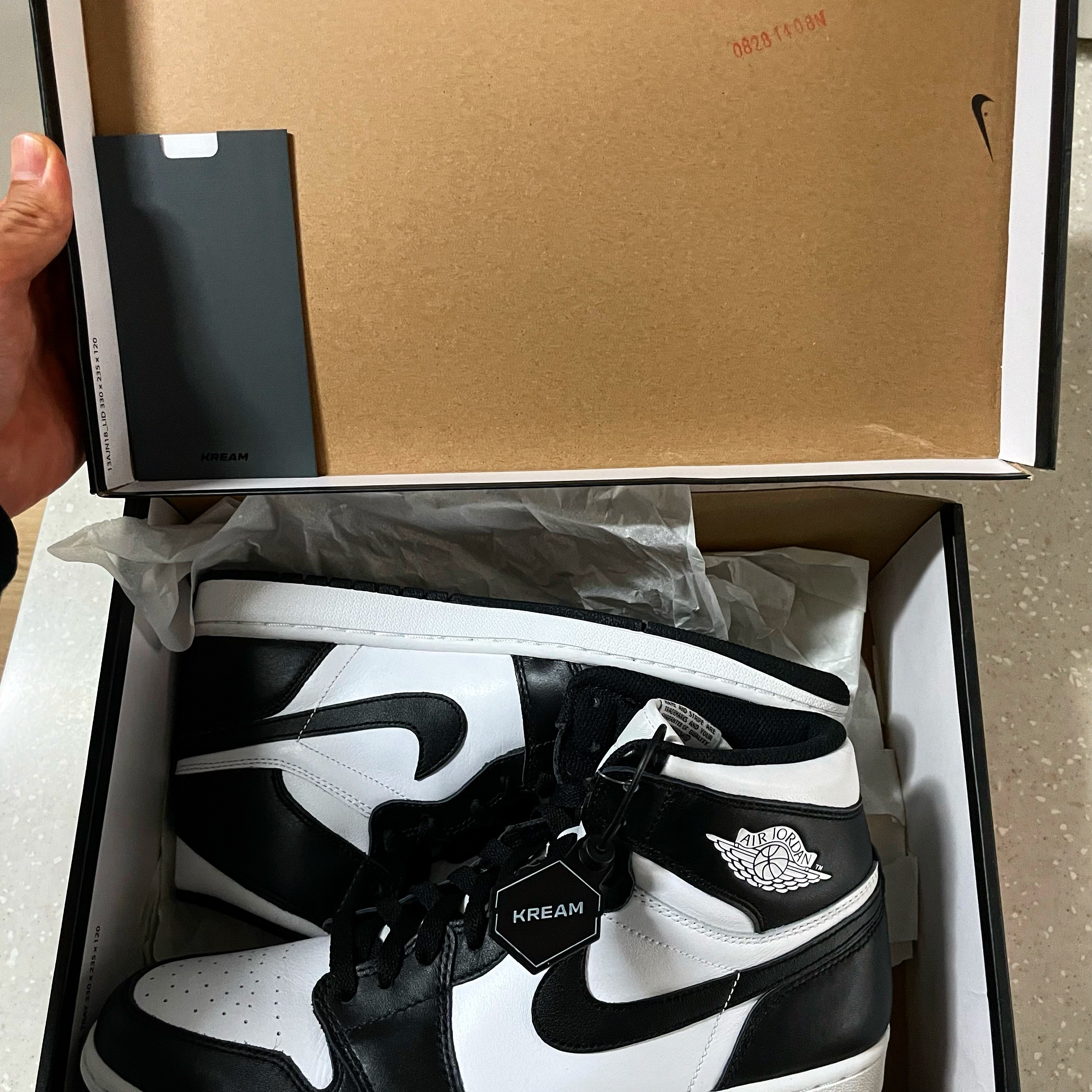 Jordan 1 Retro High OG Black White 2014 착용 스타일 - 3