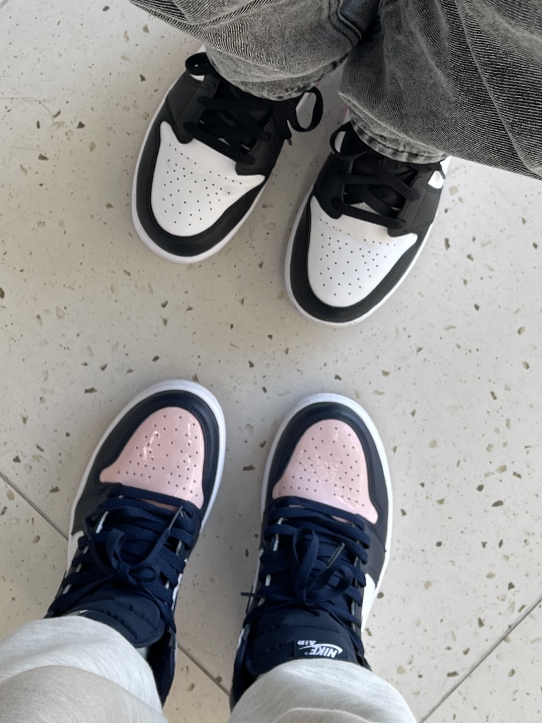 (W) Jordan 1 Retro High OG Atmosphere, (GS) Jordan 1 Mid Light Arctic Pink 착용 스타일 - 2
