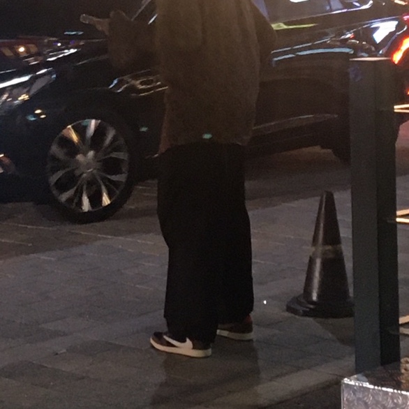 Jordan 1 x Travis Scott Retro Low OG SP Mocha, Prada Brushed Leather Bolo Tie Black 착용 스타일 - 2