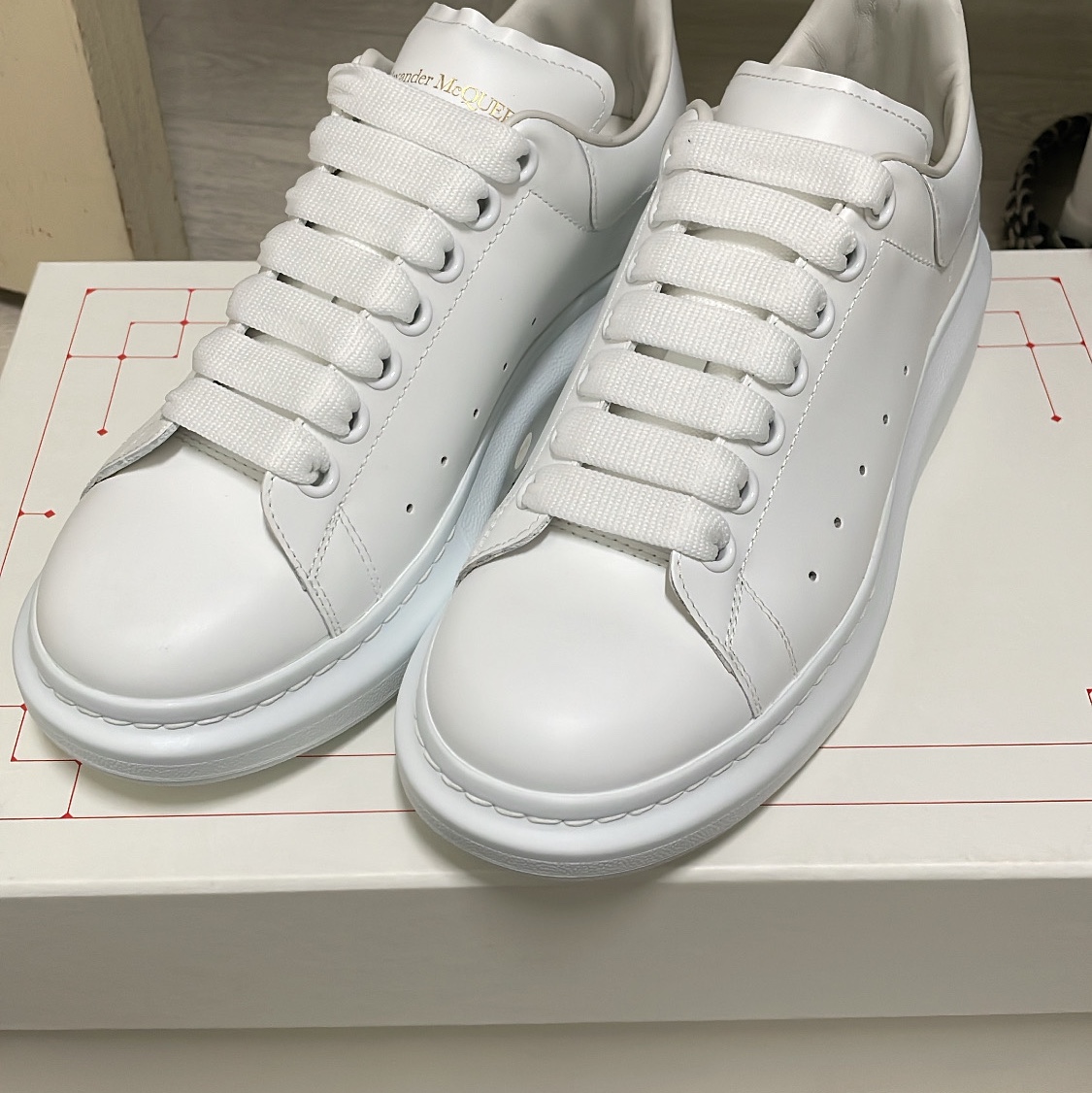 Alexander McQueen Oversized Sneakers White 착용 스타일