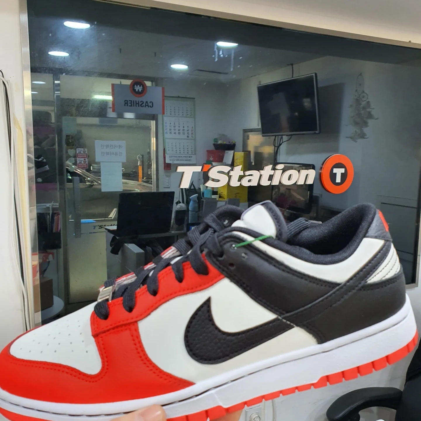 Nike x NBA Dunk Low Retro EMB Black and Chile Red 착용 스타일 - 2