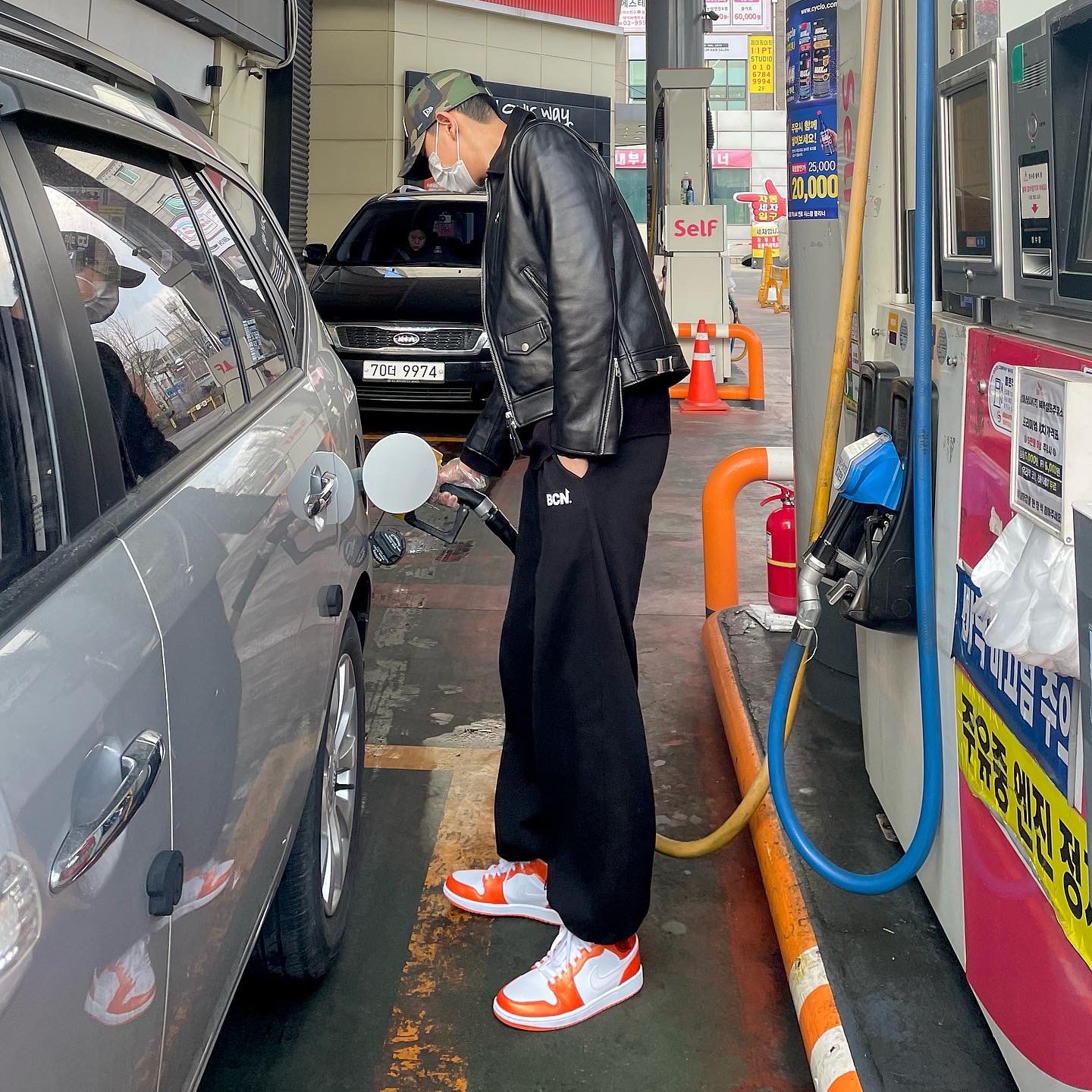 Jordan 1 Mid SE Electro Orange 착용 스타일