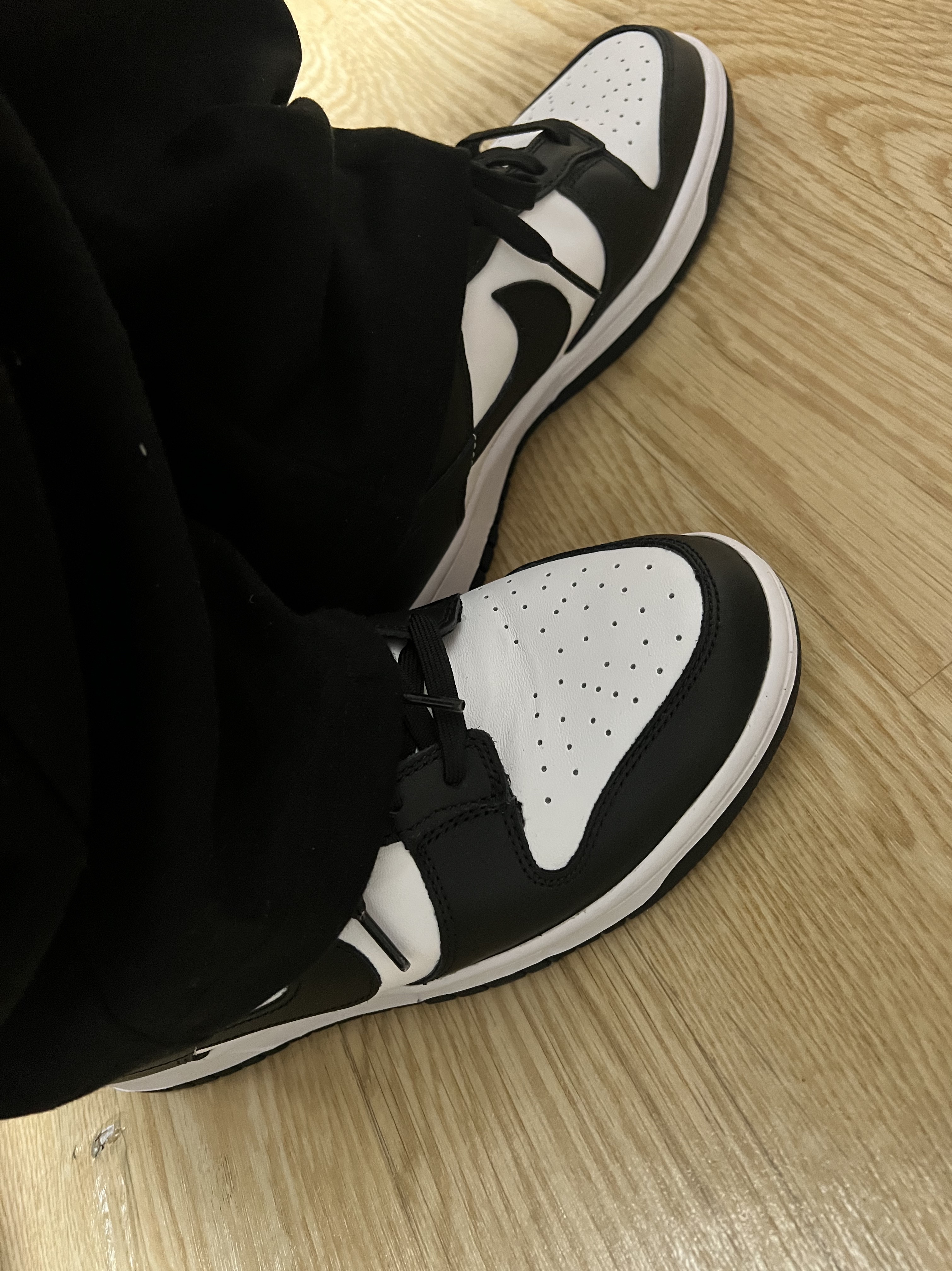 Nike Dunk Low Retro Black 착용 스타일 - 2