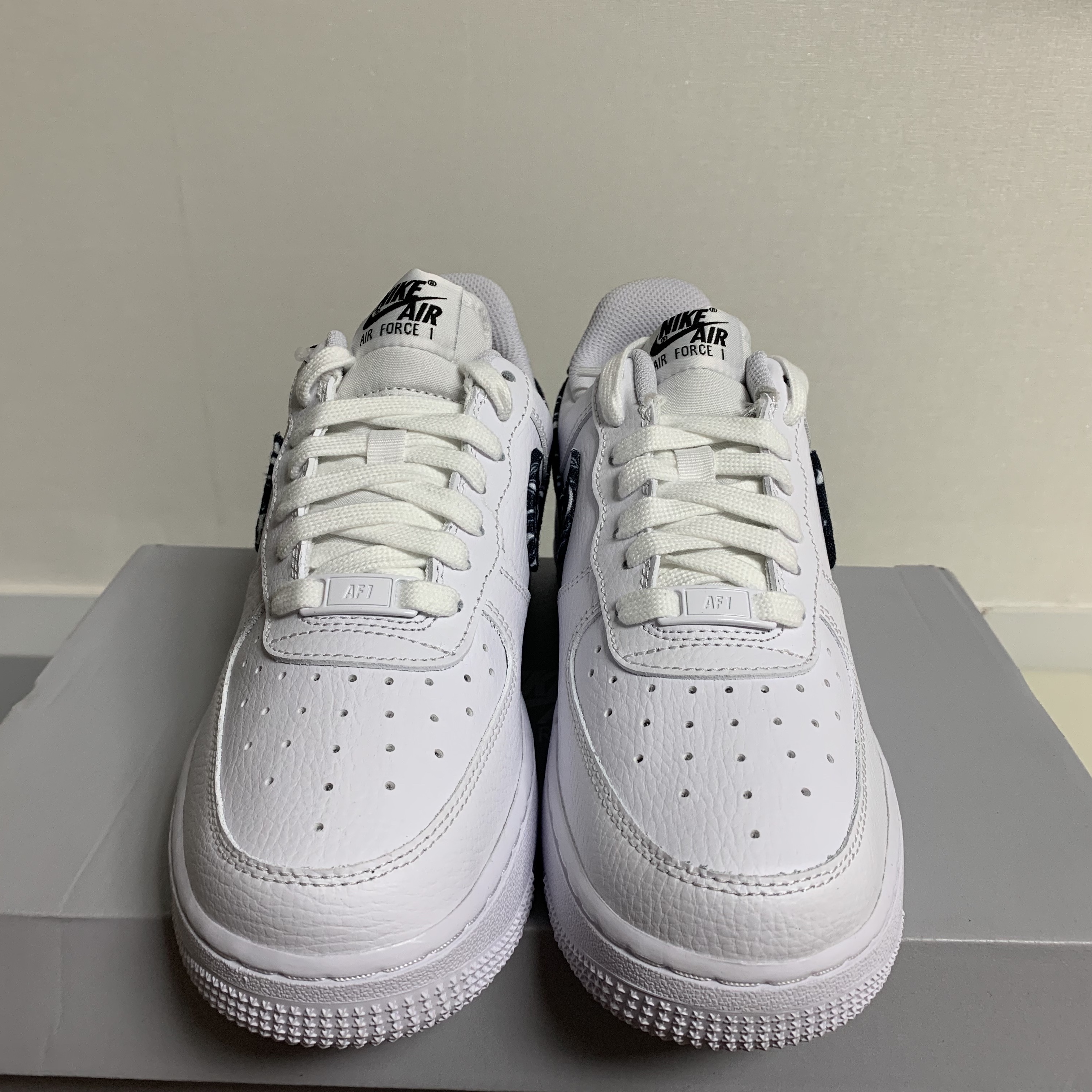 (W) Nike Air Force 1 '07 Essential Paisley Swoosh White Black 착용 스타일 - 3