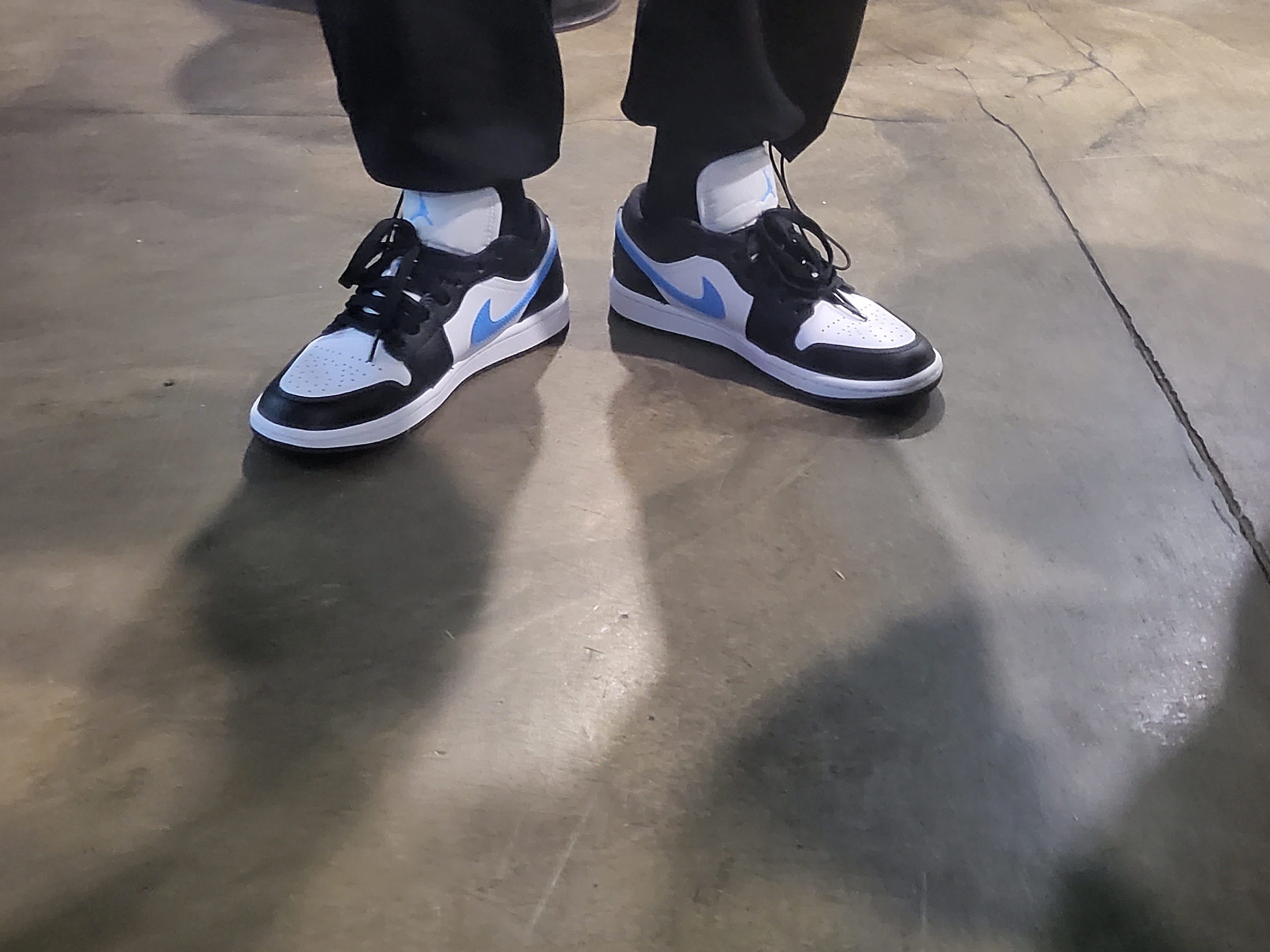 (W) Jordan 1 Low Black University Blue 착용 스타일 - 2