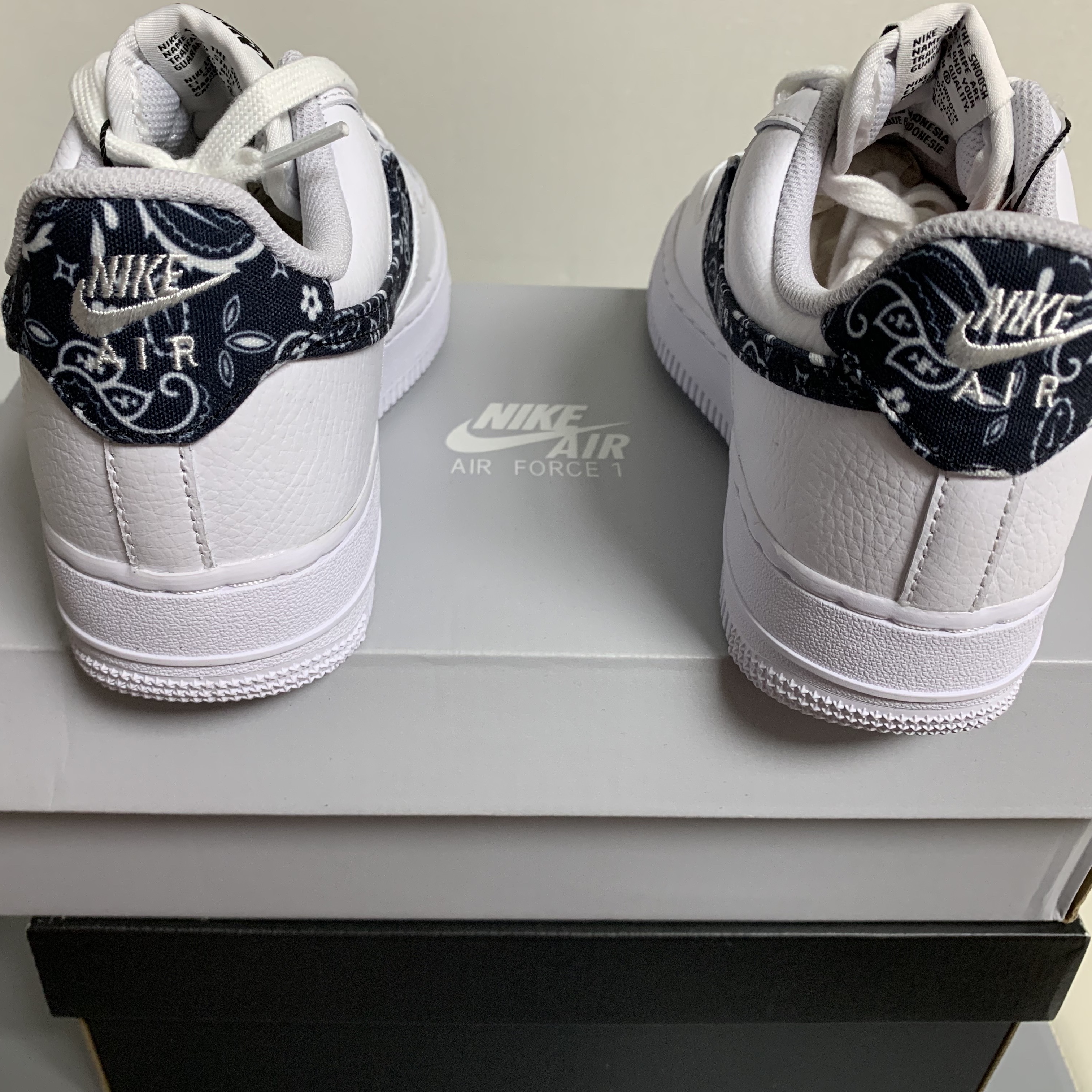 (W) Nike Air Force 1 '07 Essential Paisley Swoosh White Black 착용 스타일 - 4