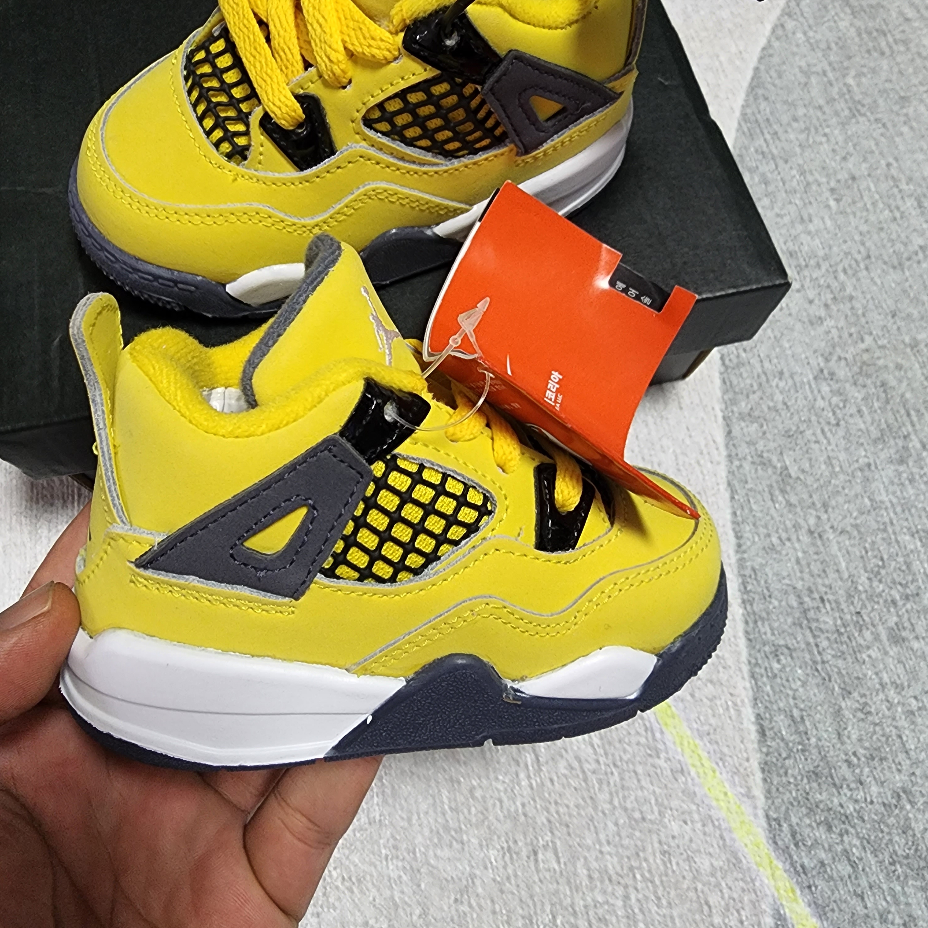 (TD) Jordan 4 Retro Tour Yellow 착용 스타일 - 4