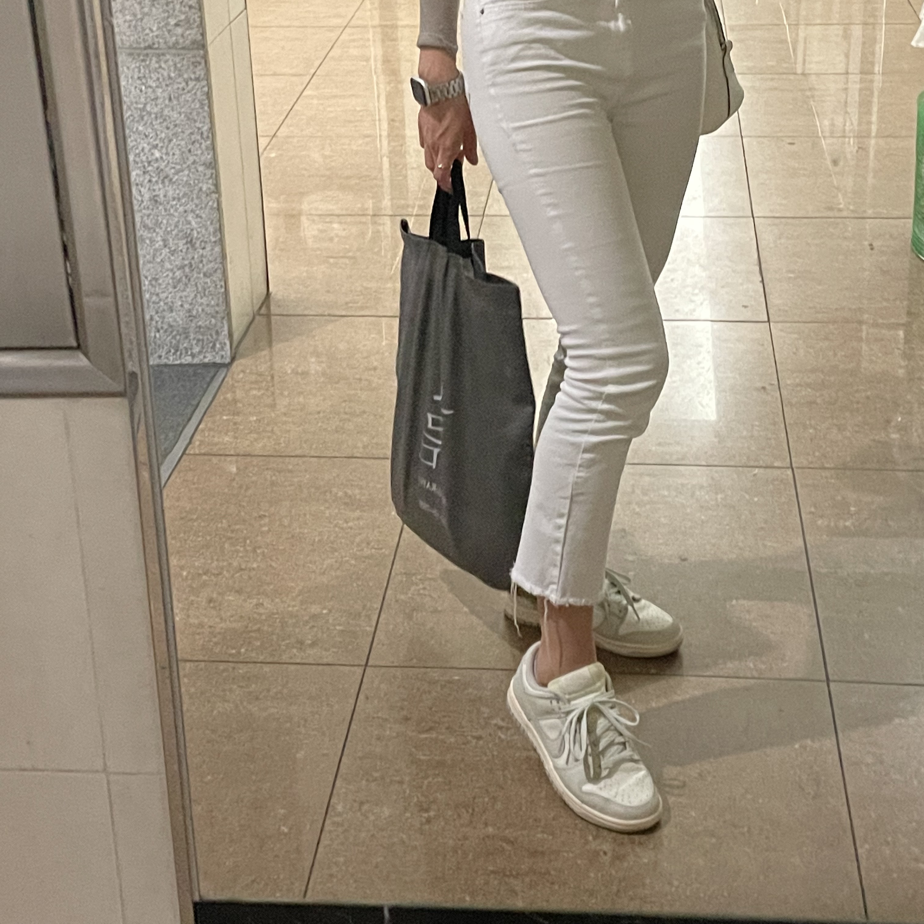 Maison Margiela 5AC Medium Bag White, (W) Nike Dunk Low Light Bone 착용 스타일 - 2