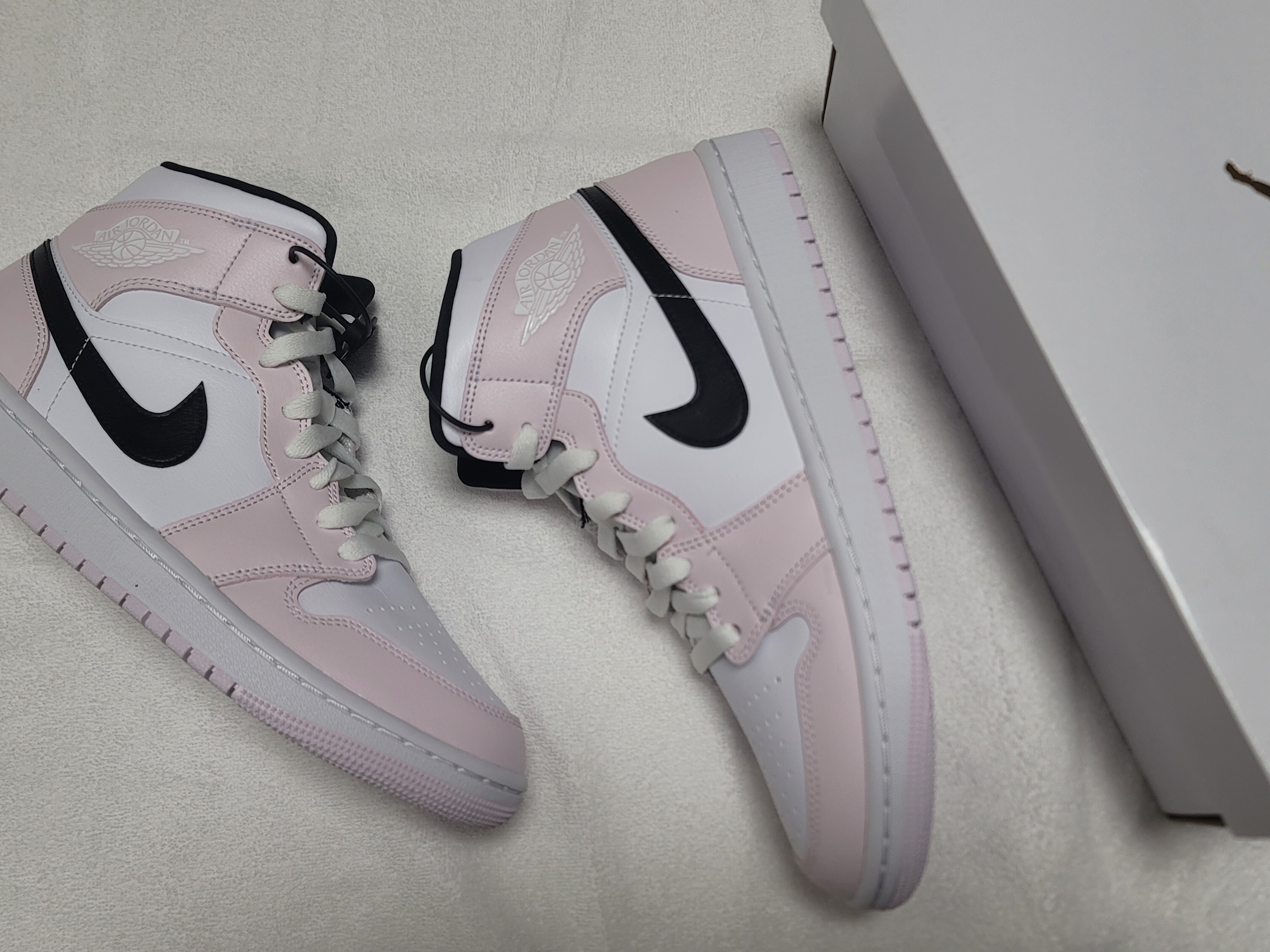 (W) Jordan 1 Mid Barely Rose, (Kids) Nike Everyday Plus Socks Pink White (6 Pack/Korean Ver.) 착용 스타일 - 4