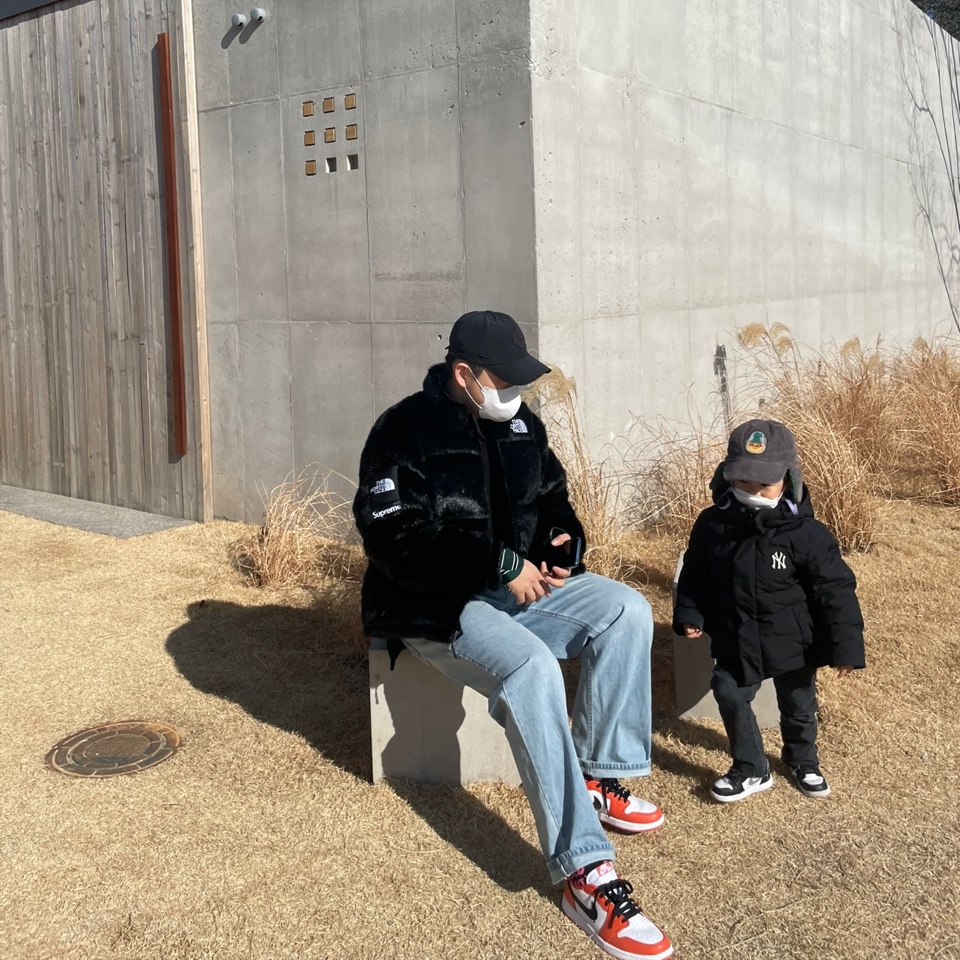 Jordan 1 Low OG Starfish, Supreme x The North Face Faux Fur Nuptse Jacket Black - 20FW 착용 스타일 - 3