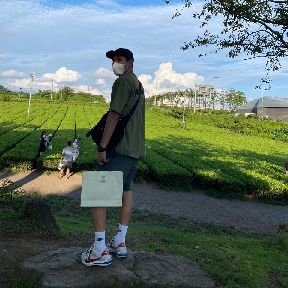 Prada Re-Nylon and Saffiano Leather Shoulder Bag Black, Nike x Sacai VaporWaffle Royal Fuchsia 착용 스타일