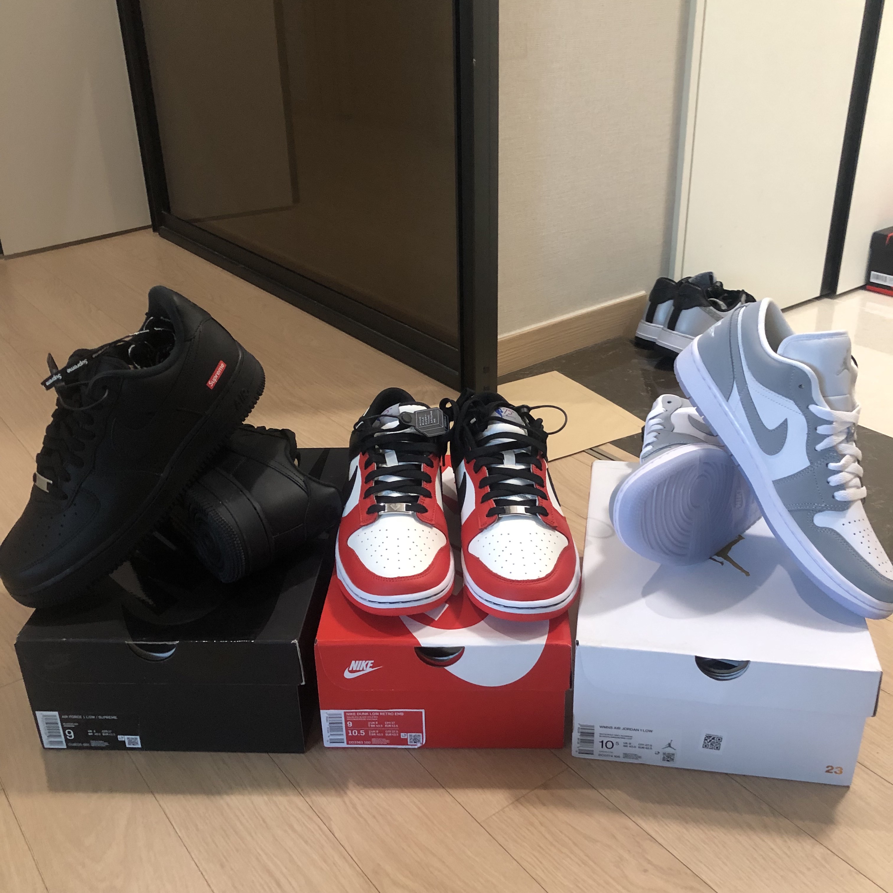 Nike x NBA Dunk Low Retro EMB Black and Chile Red, (W) Jordan 1 Low White Wolf Grey 착용 스타일