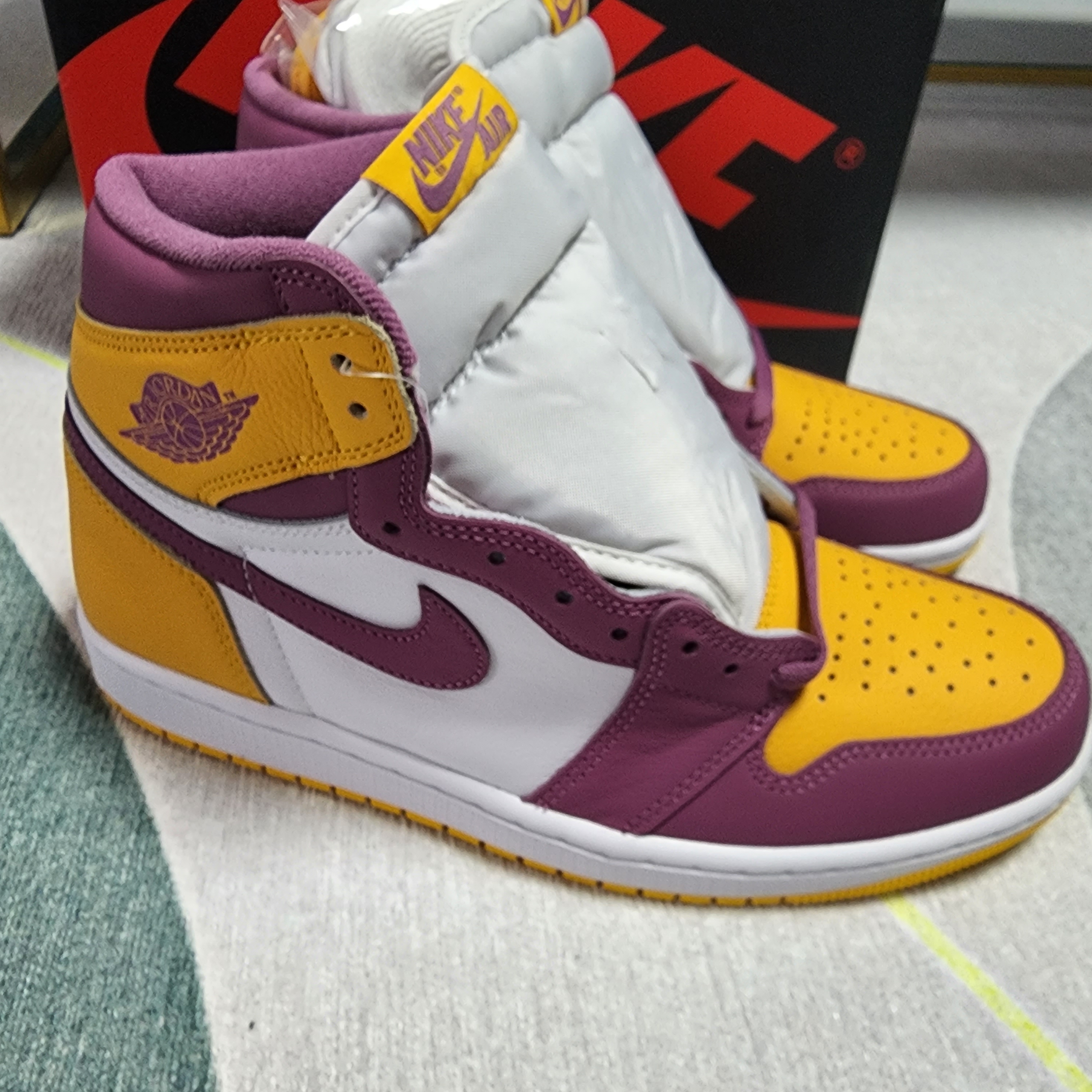 Jordan 1 Retro High OG University Gold Light Bordeaux 착용 스타일 - 2