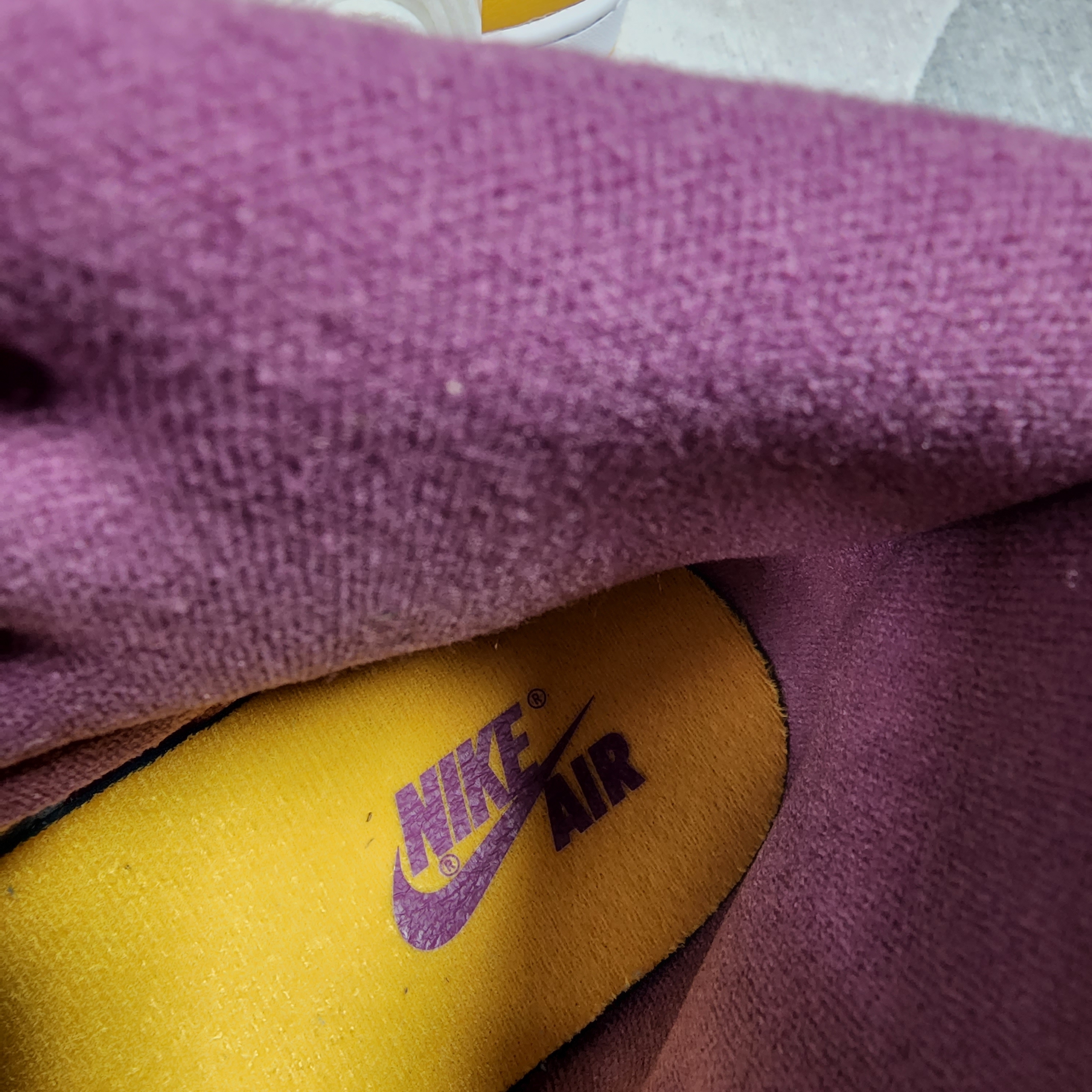 Jordan 1 Retro High OG University Gold Light Bordeaux 착용 스타일 - 5