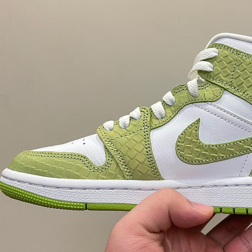 (W) Jordan 1 Mid SE Vivid Green 착용 스타일 - 3