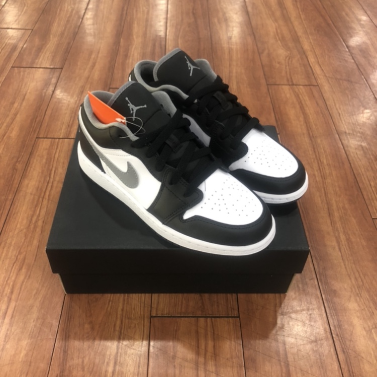 (GS) Jordan 1 Retro High OG Hyper Royal, (GS) Jordan 1 Low Black Particle Grey 착용 스타일 - 2