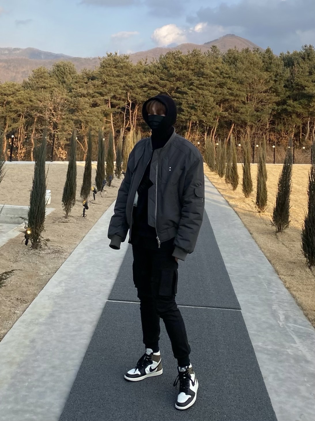 Jordan 1 Retro High OG Black Mocha, Undermycar Ababell Multi Flap Oversized Bomber Balsam Green - 22SS 착용 스타일 - 3