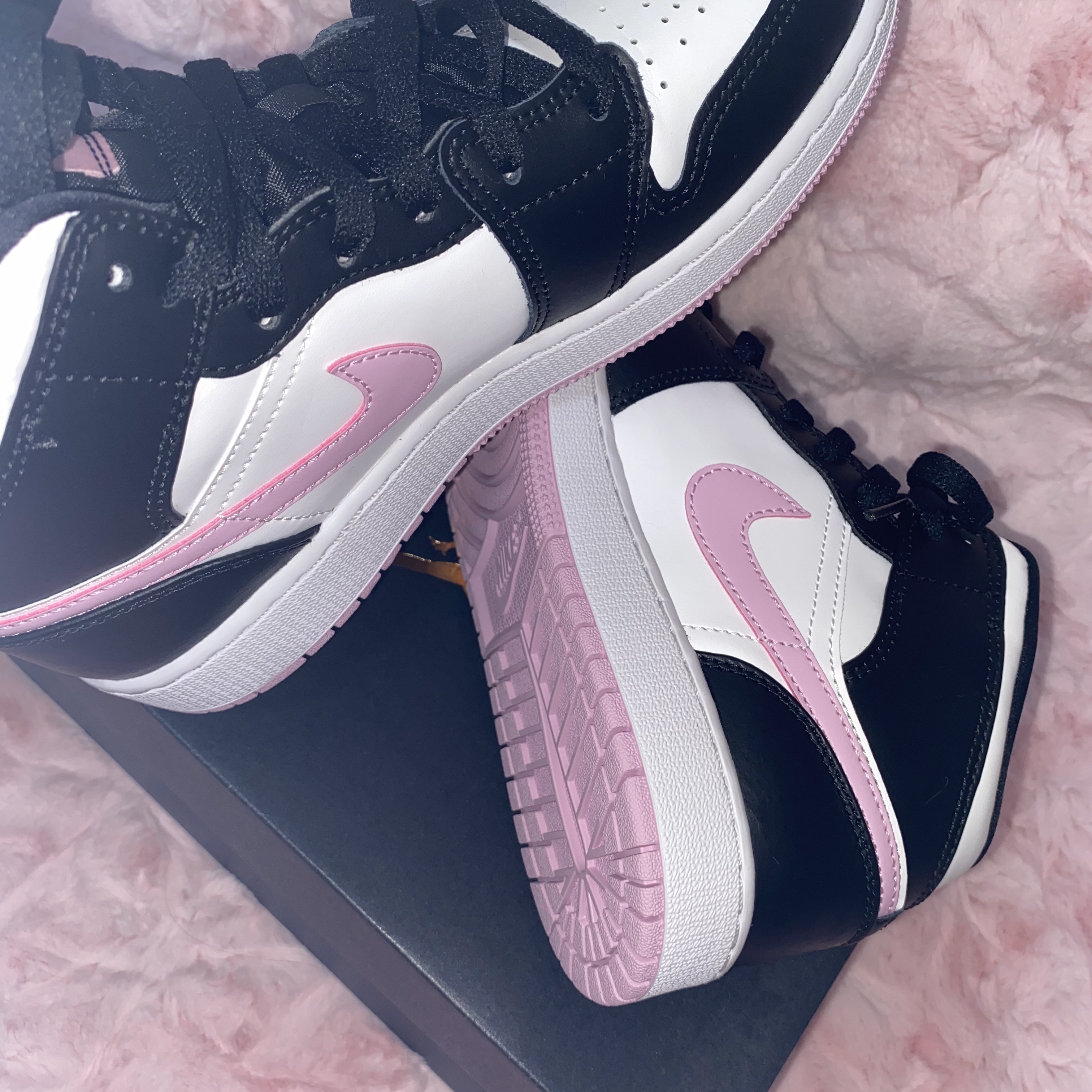 (GS) Jordan 1 Mid Light Arctic Pink 착용 스타일 - 2