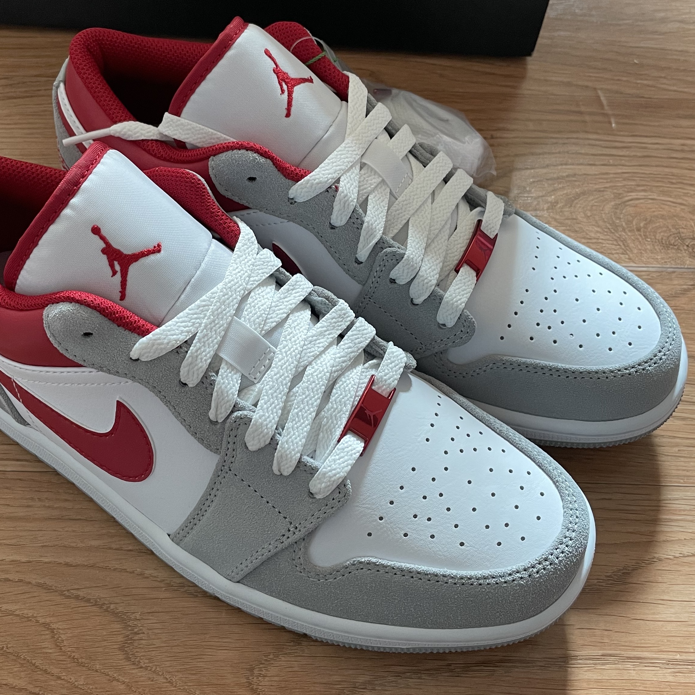 Jordan 1 Low SE Light Smoke Grey Gym Red 착용 스타일 - 2