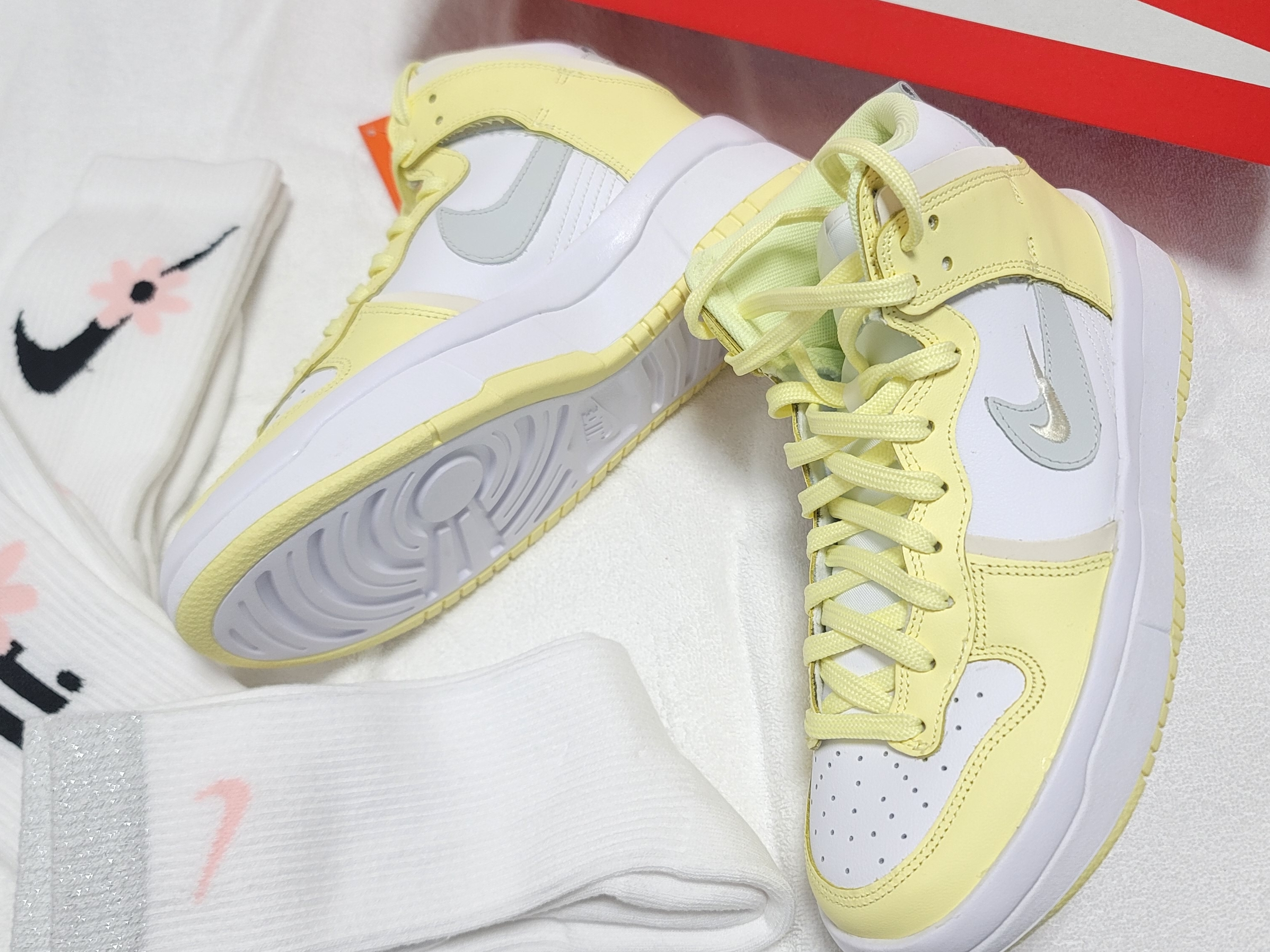(W) Nike Dunk High Up Citron Tint 착용 스타일 - 2