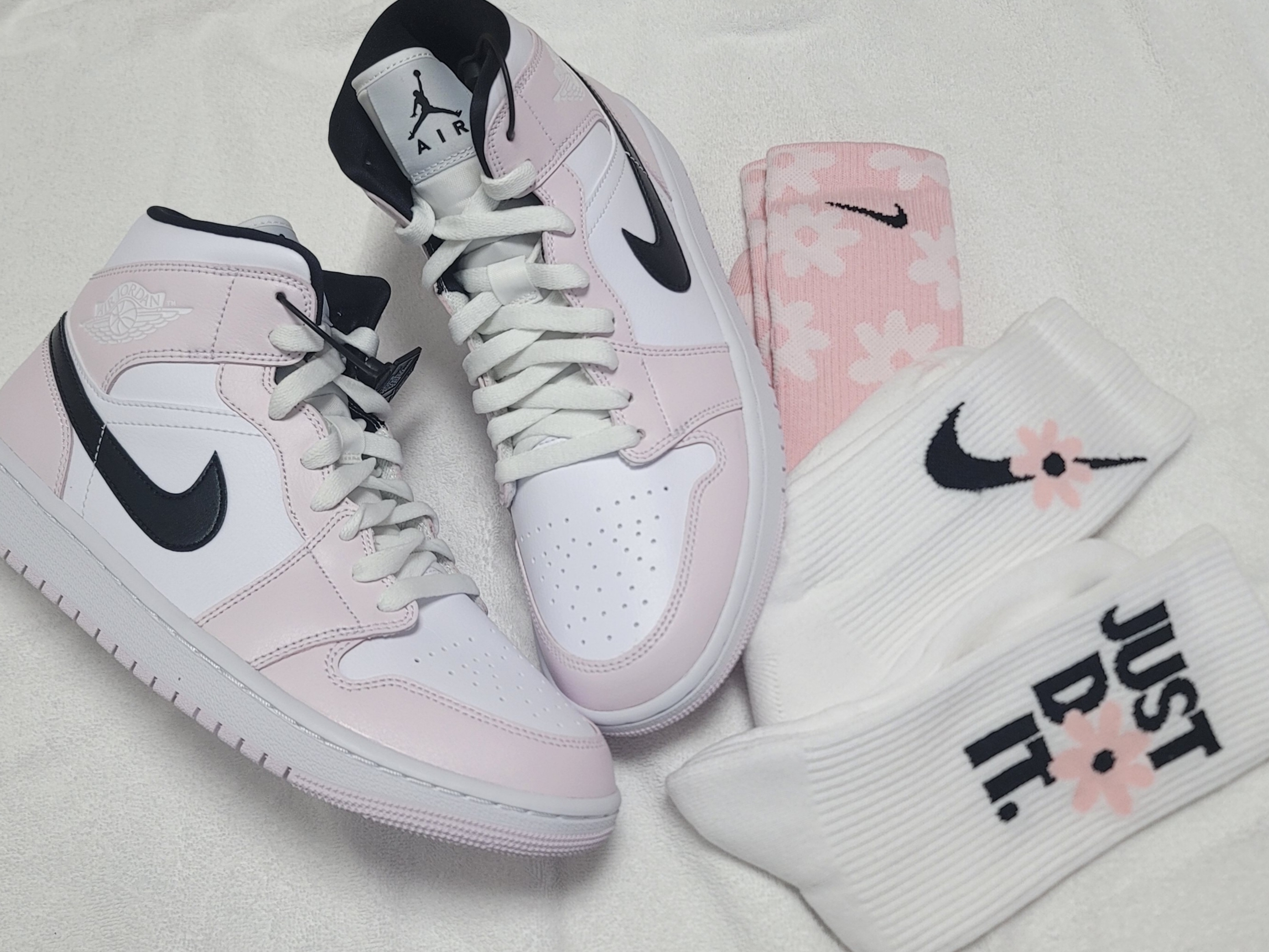 (W) Jordan 1 Mid Barely Rose, (Kids) Nike Everyday Plus Socks Pink White (6 Pack/Korean Ver.) 착용 스타일 - 1