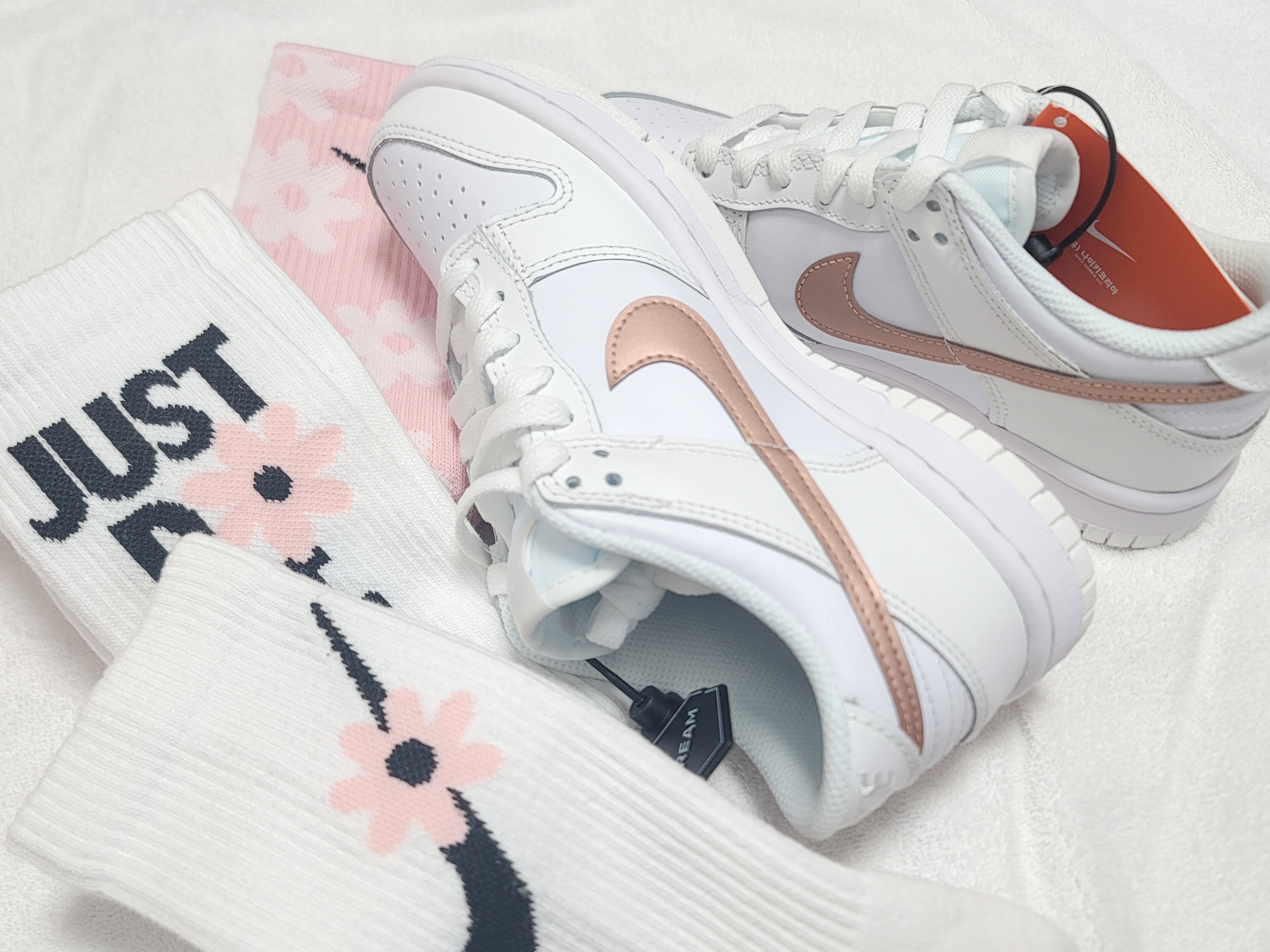 (GS) Nike Dunk Low White Rose Pink 착용 스타일 - 2
