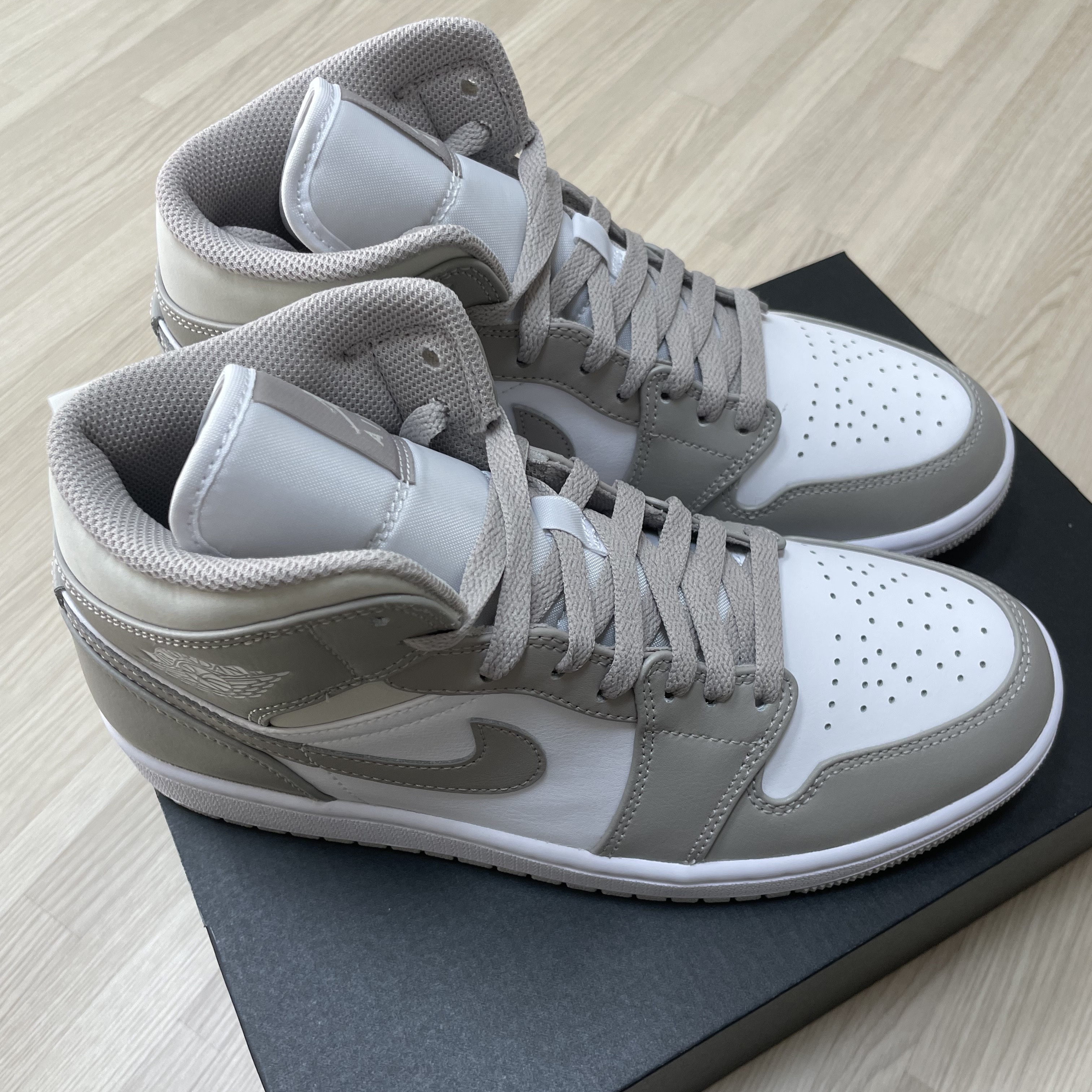 Jordan 1 Mid College Grey 착용 스타일