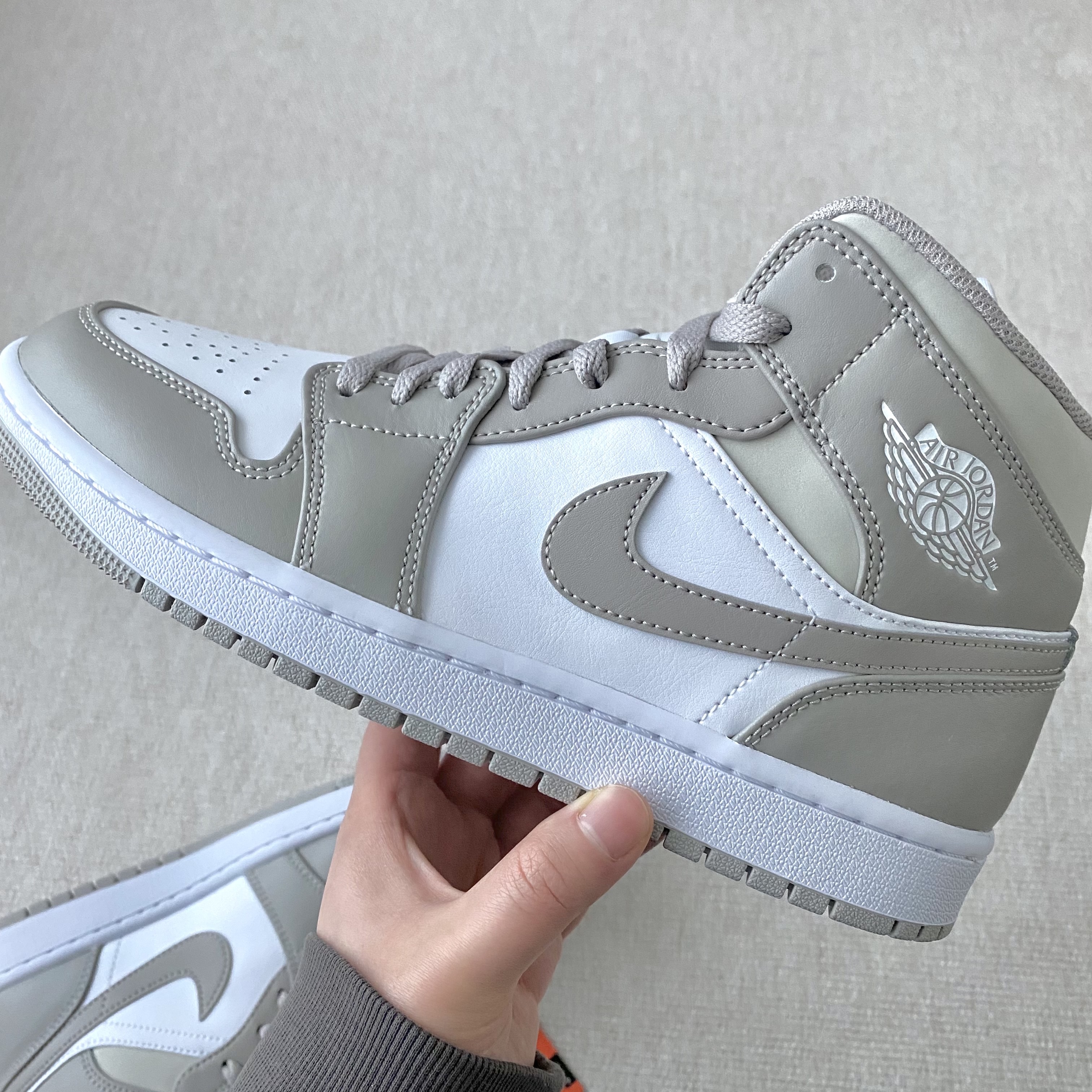 Jordan 1 Mid College Grey 착용 스타일 - 3